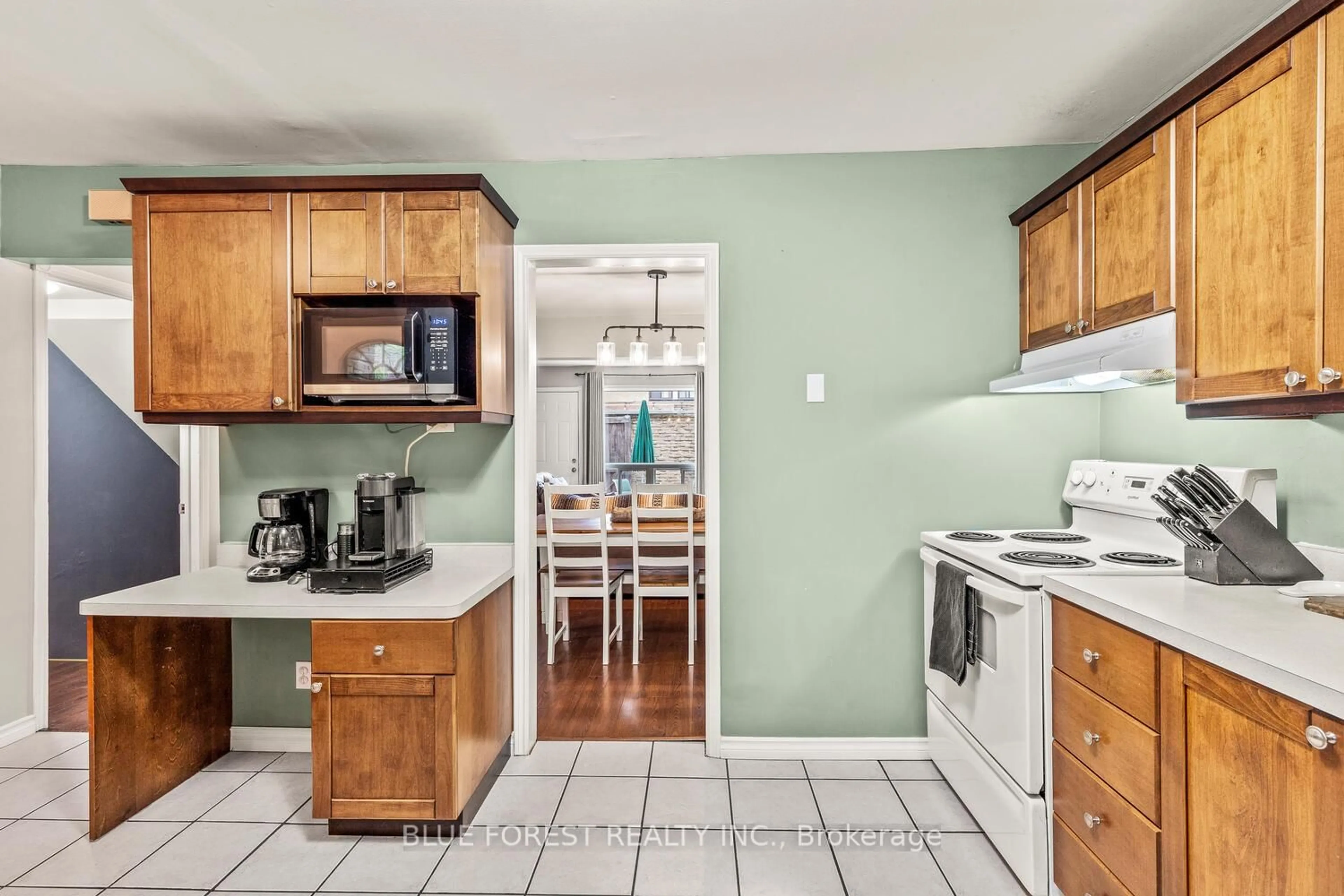 Standard kitchen, ceramic/tile floor for 460 Southdale Rd #11, London South Ontario N6E 1A4
