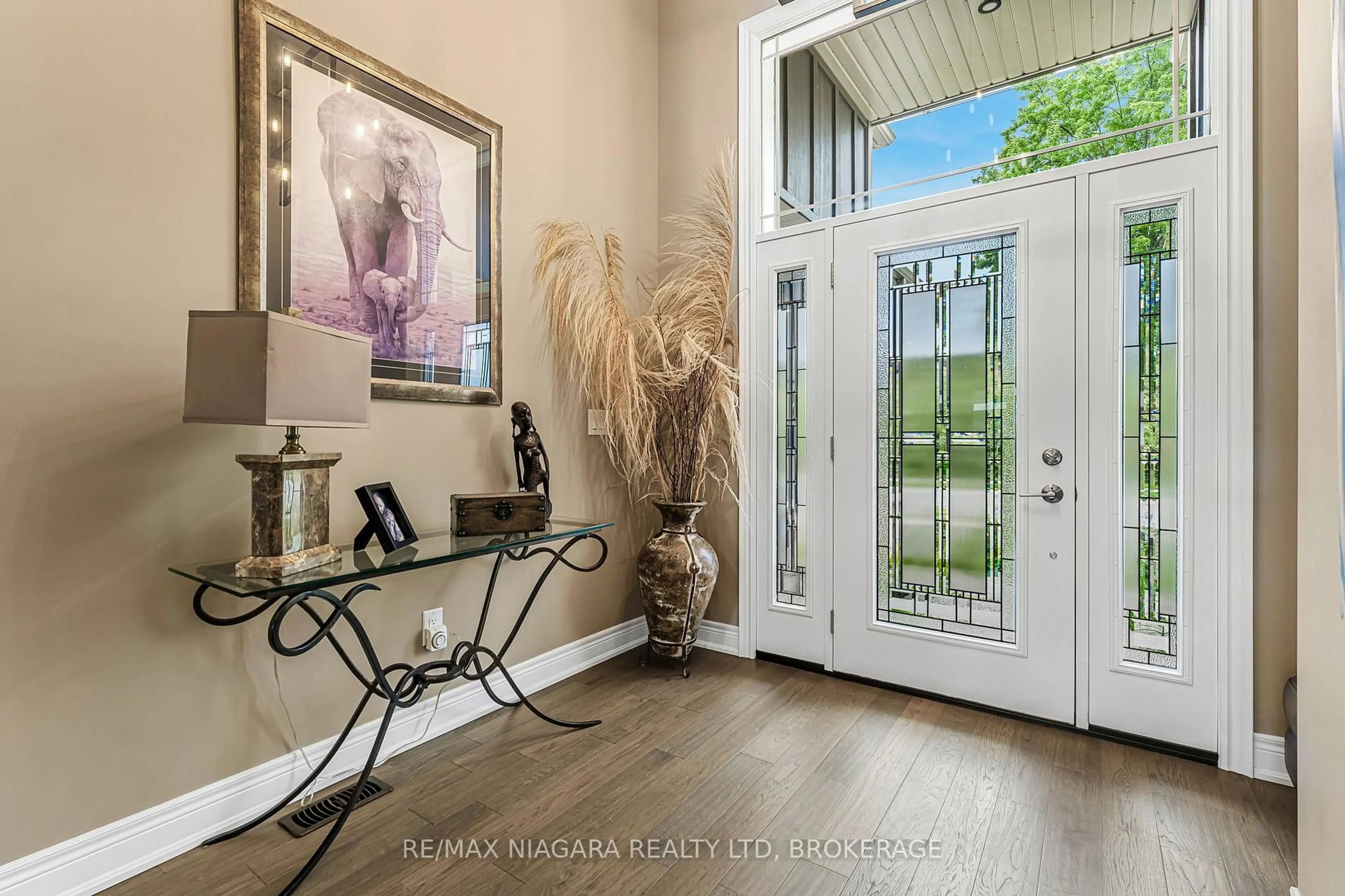 Indoor entryway for 24 PROSPECT POINT Rd, Fort Erie Ontario L0S 1N0