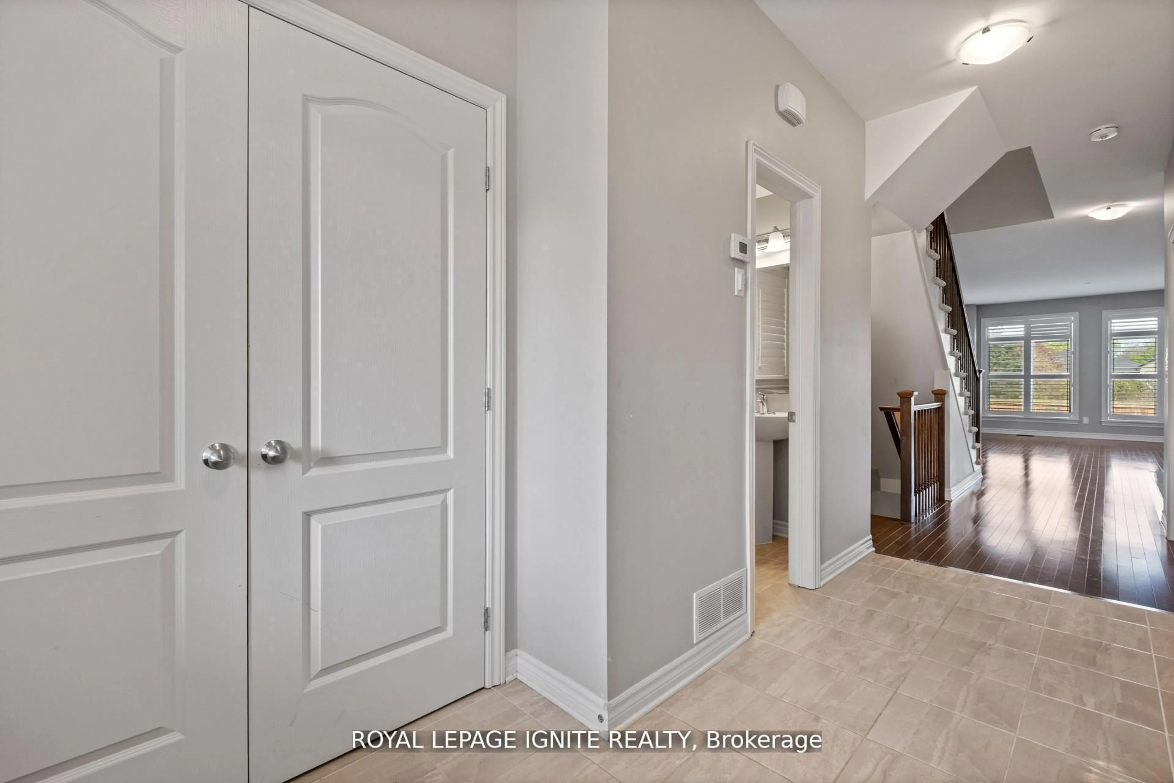 Indoor entryway for 866 Riverview Way, Kingston Ontario K7K 0J2