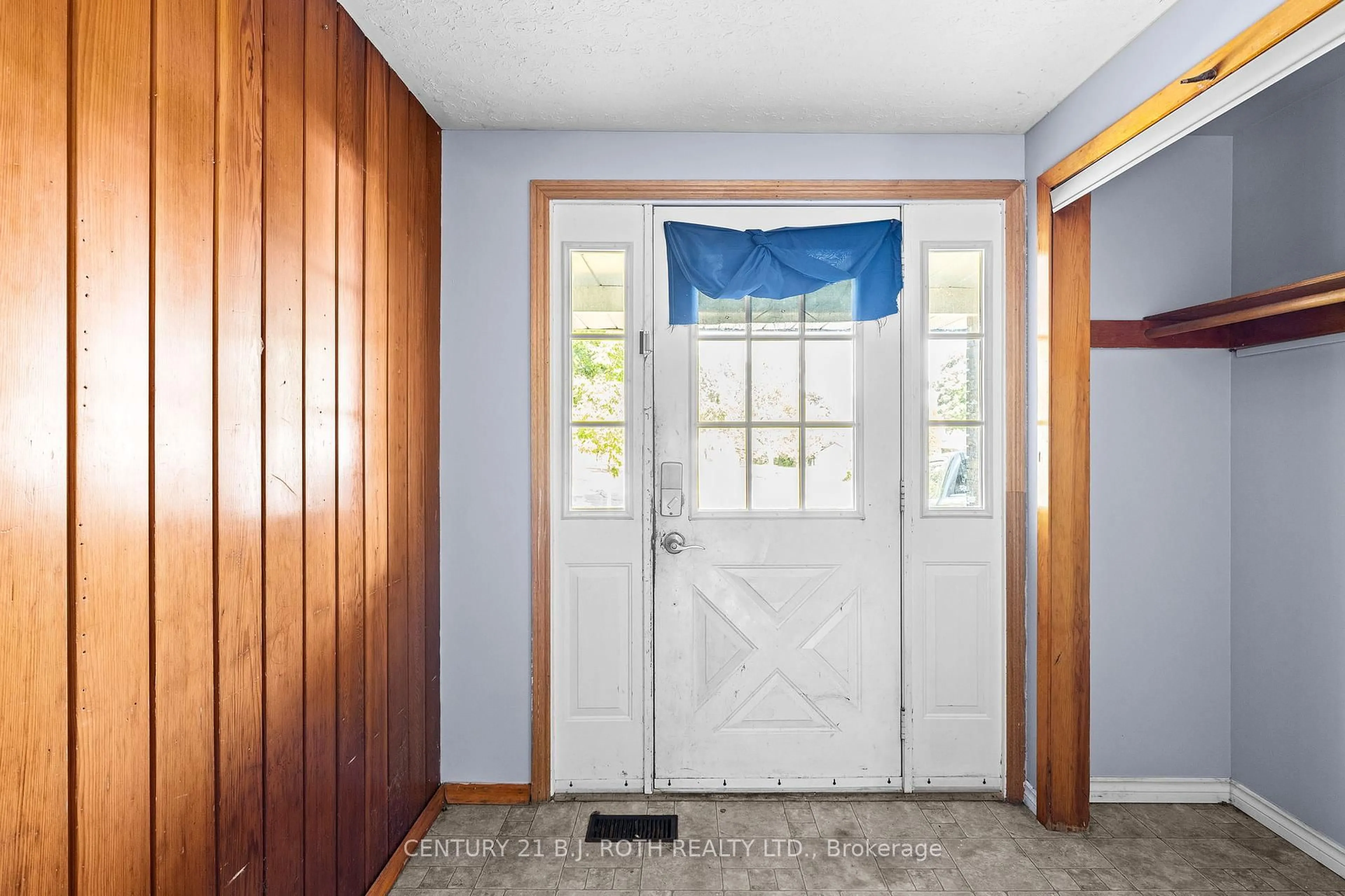 Indoor entryway for 15 CARTIER Crt, Peterborough North Ontario K9H 6S5