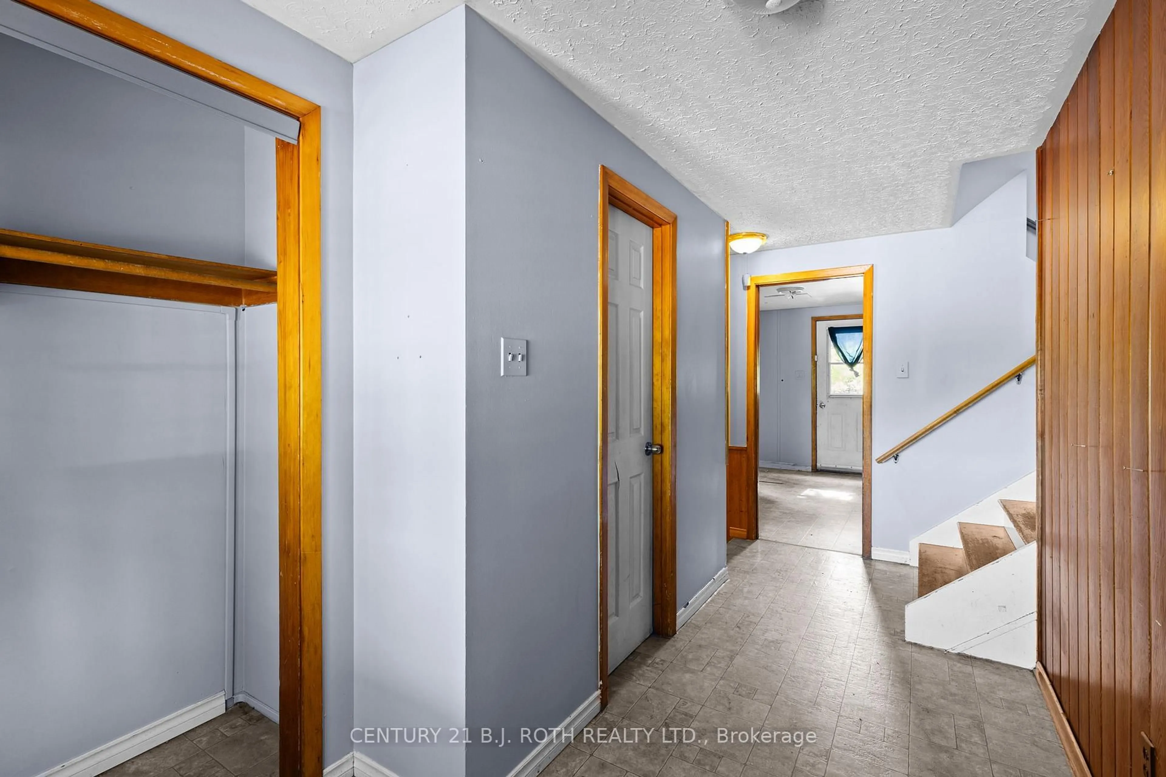 Indoor foyer for 15 CARTIER Crt, Peterborough North Ontario K9H 6S5