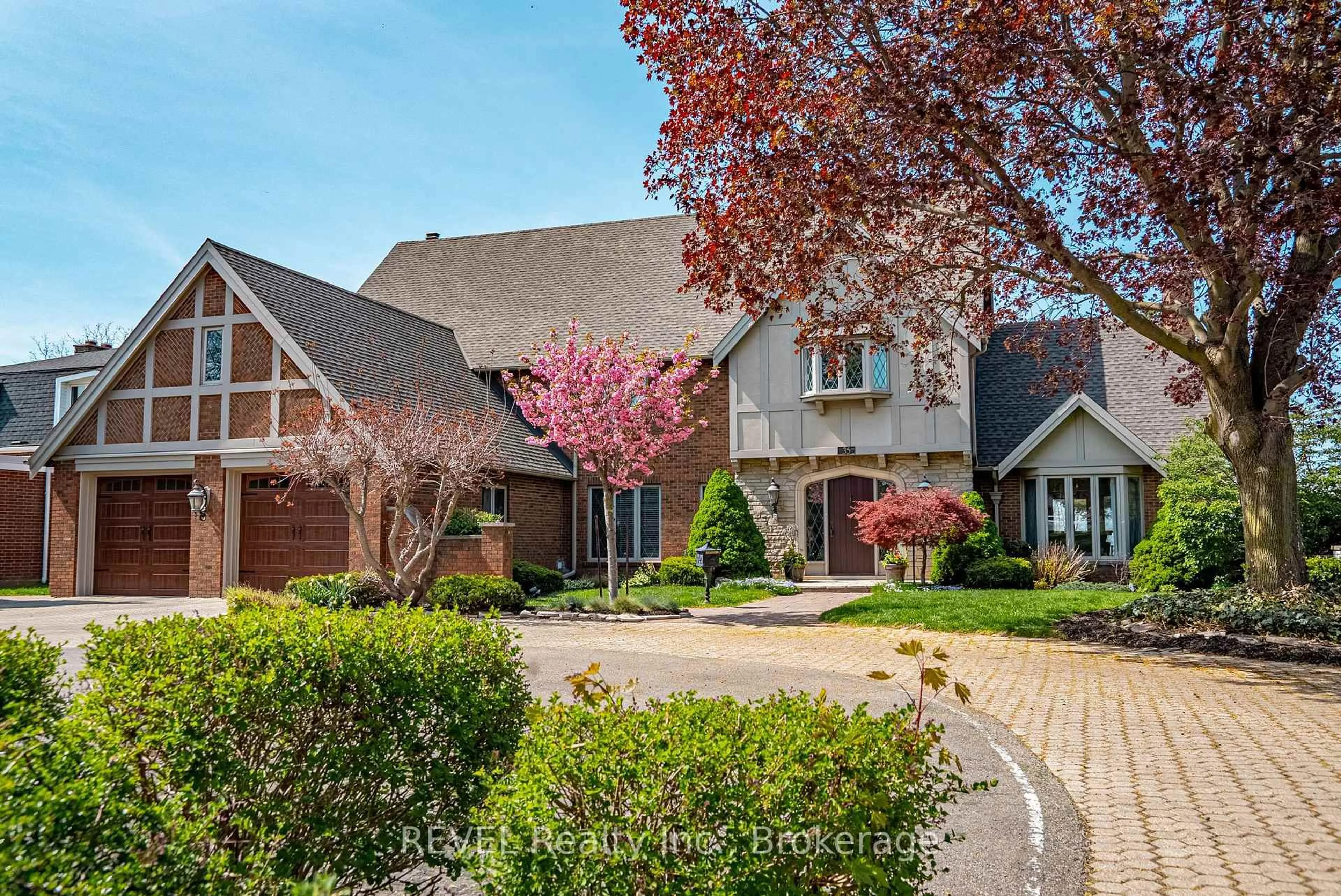 A pic from outside/outdoor area/front of a property/back of a property/a pic from drone, street for 35 CLEARVIEW Hts, St. Catharines Ontario L2T 2W4