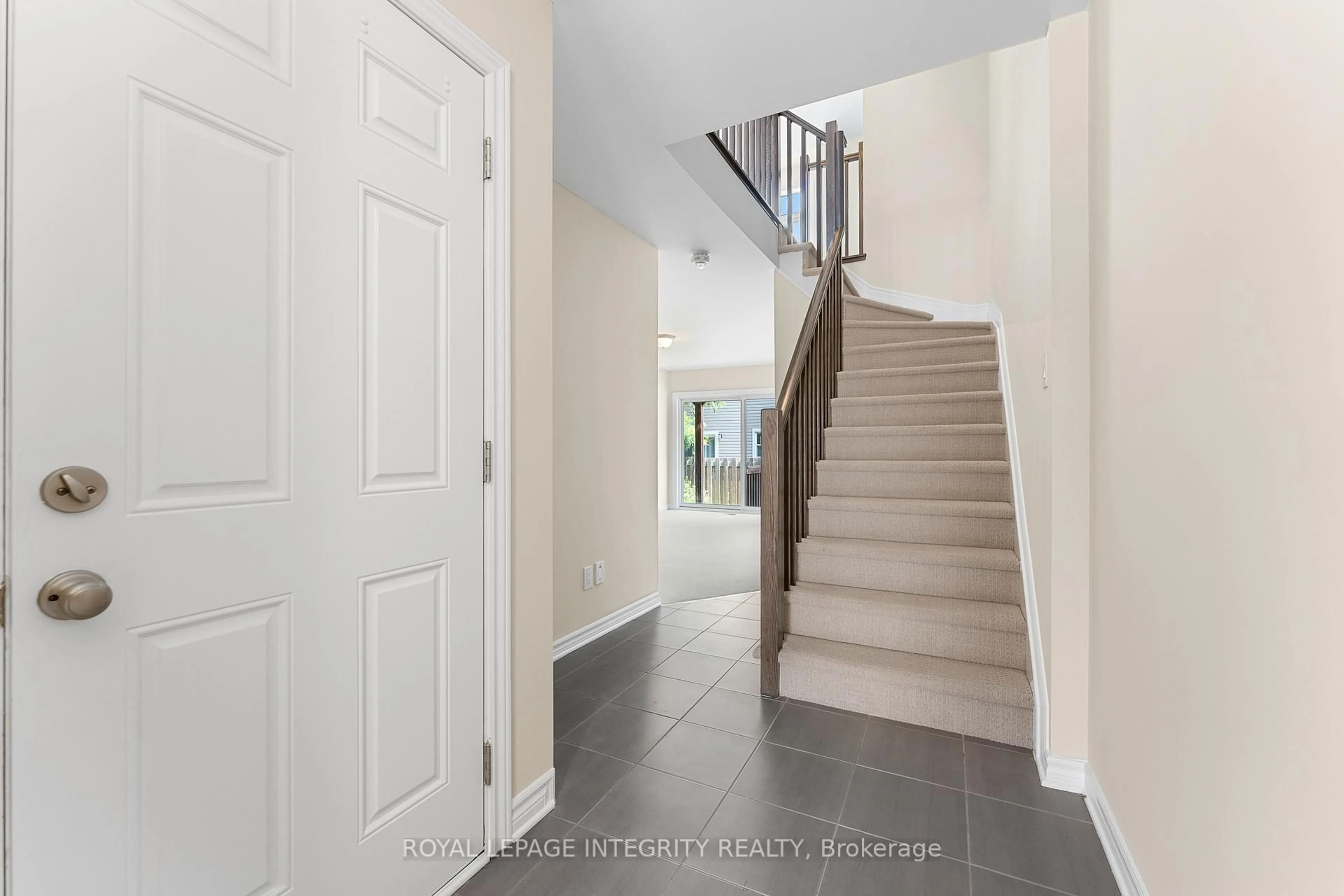 Indoor foyer for 323 Twinflower Way, Ottawa Ontario K2J 5Z6