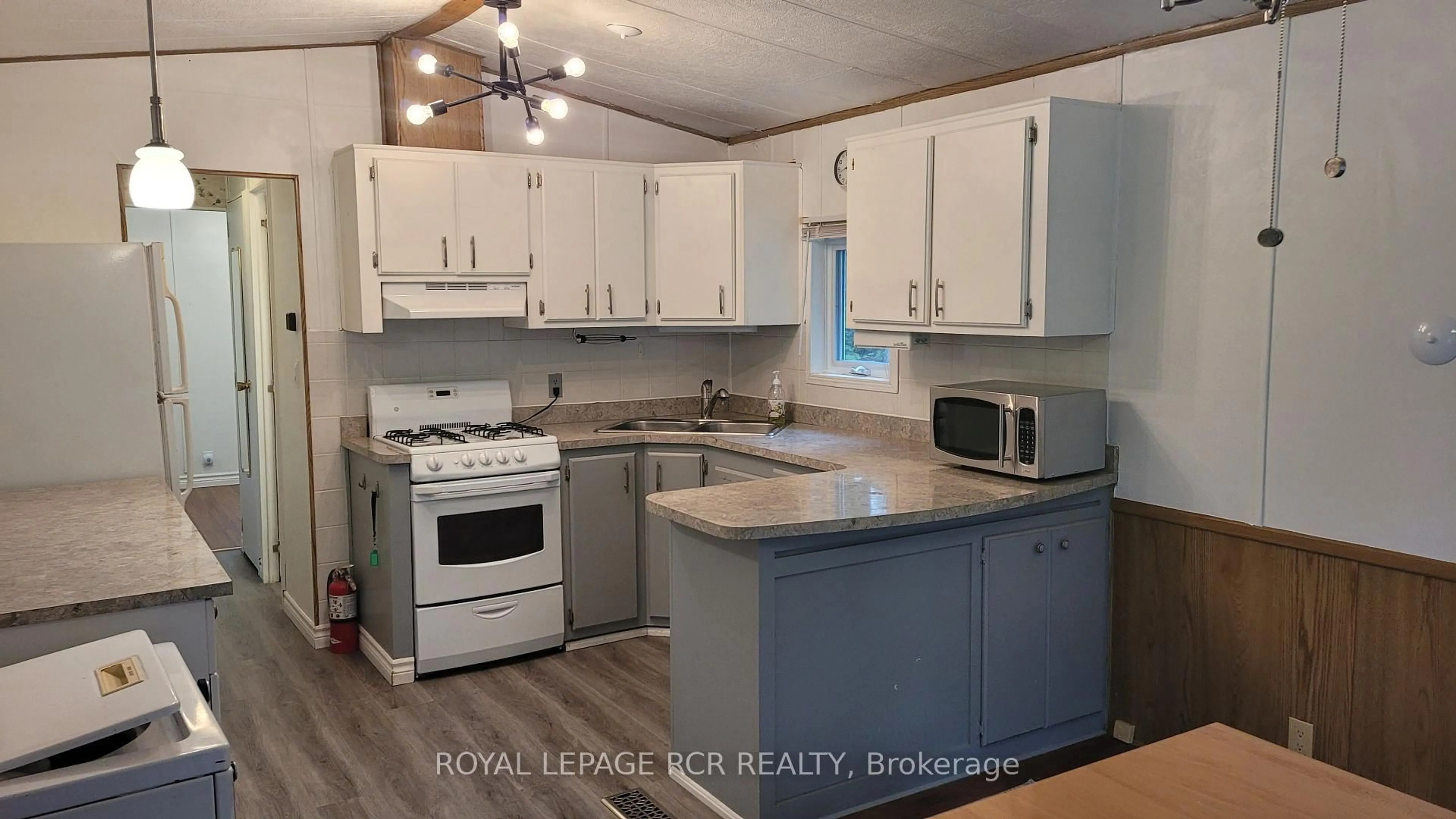 Standard kitchen, wood/laminate floor for 1007 Racoon Rd #31, Gravenhurst Ontario P1P 1R1