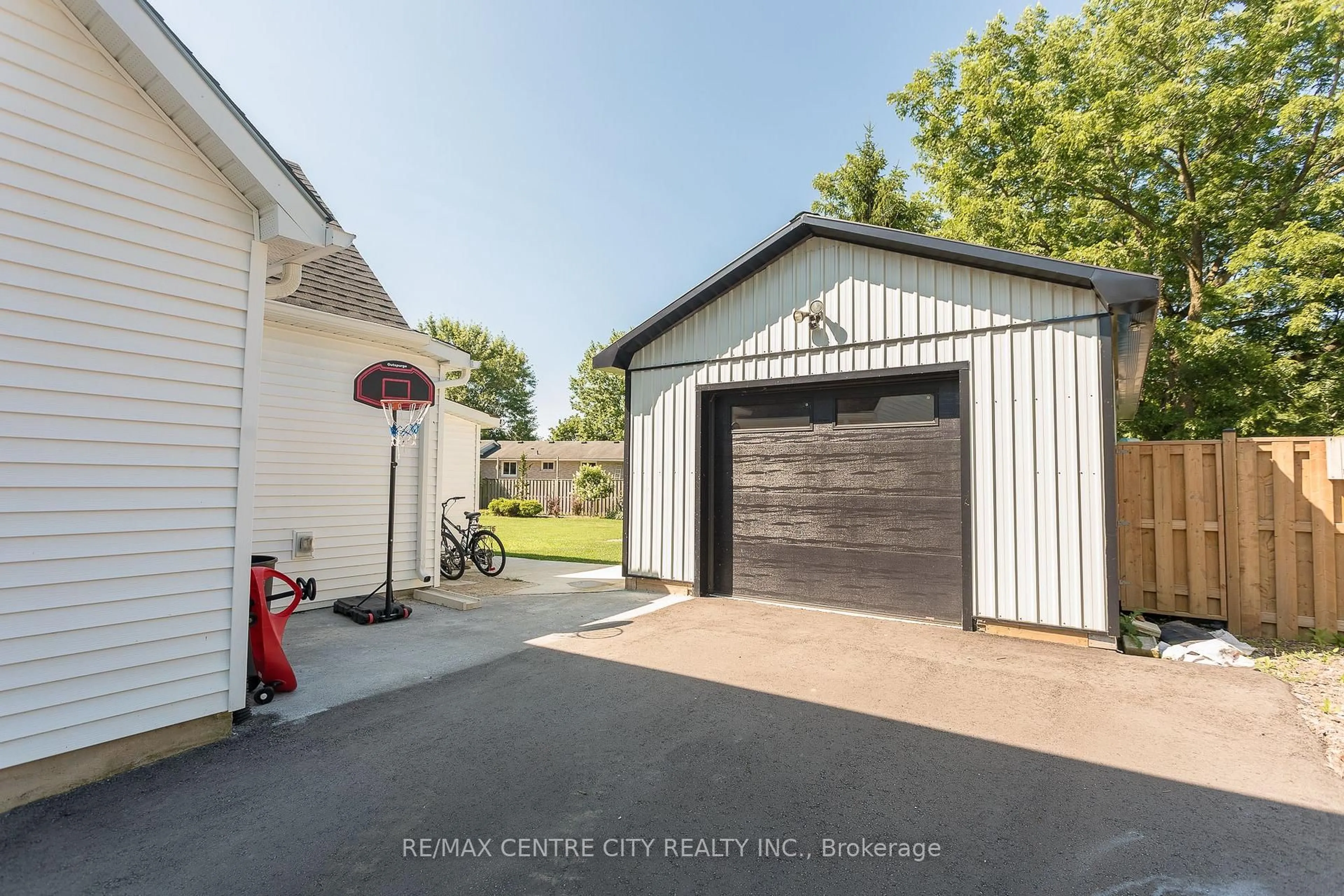 Indoor garage for 6273 Stone Church Rd, Central Elgin Ontario N0L 2L0