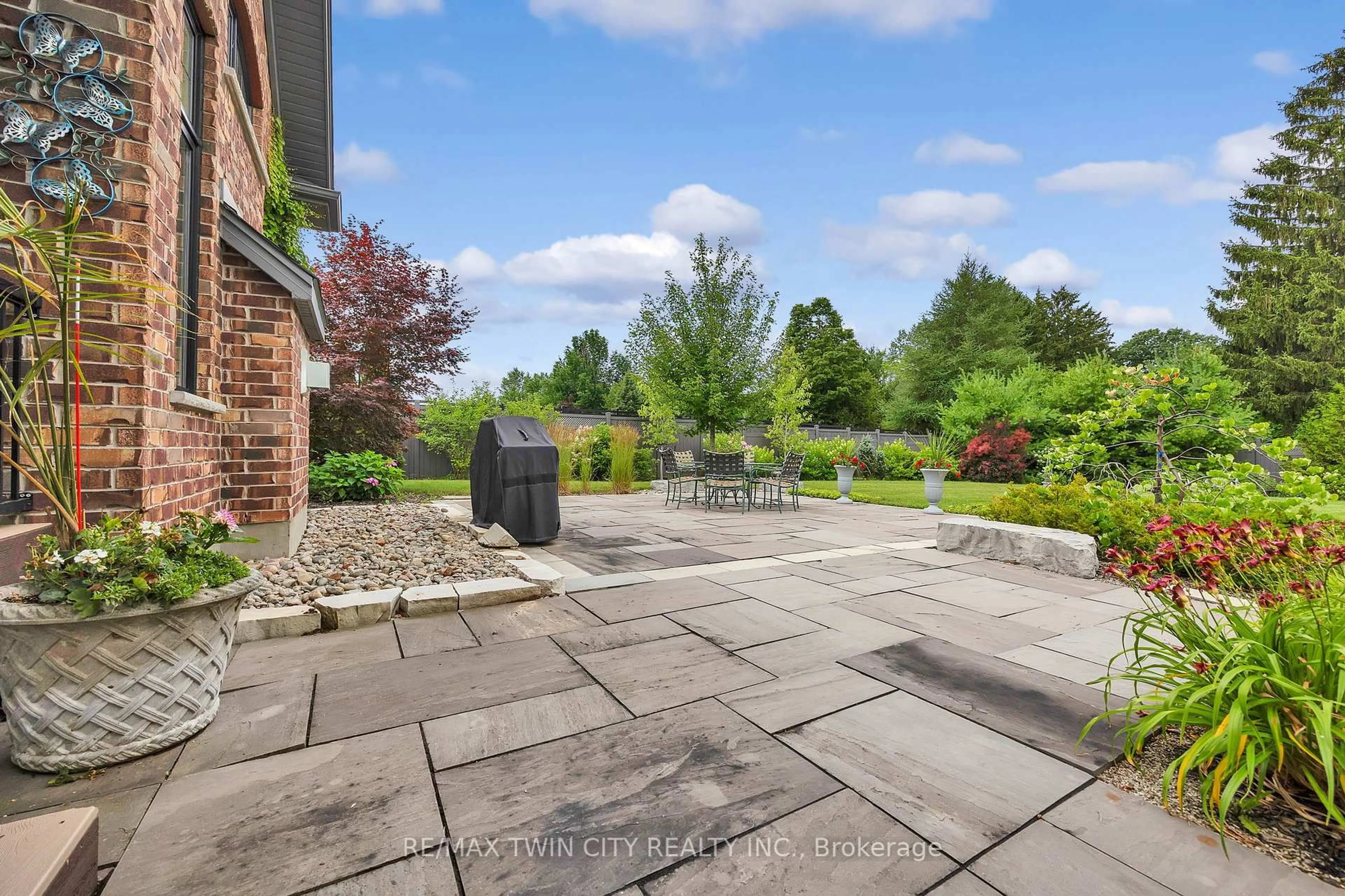 A pic from outside/outdoor area/front of a property/back of a property/a pic from drone, street for 585 Regal Pl, Waterloo Ontario N2V 2G3