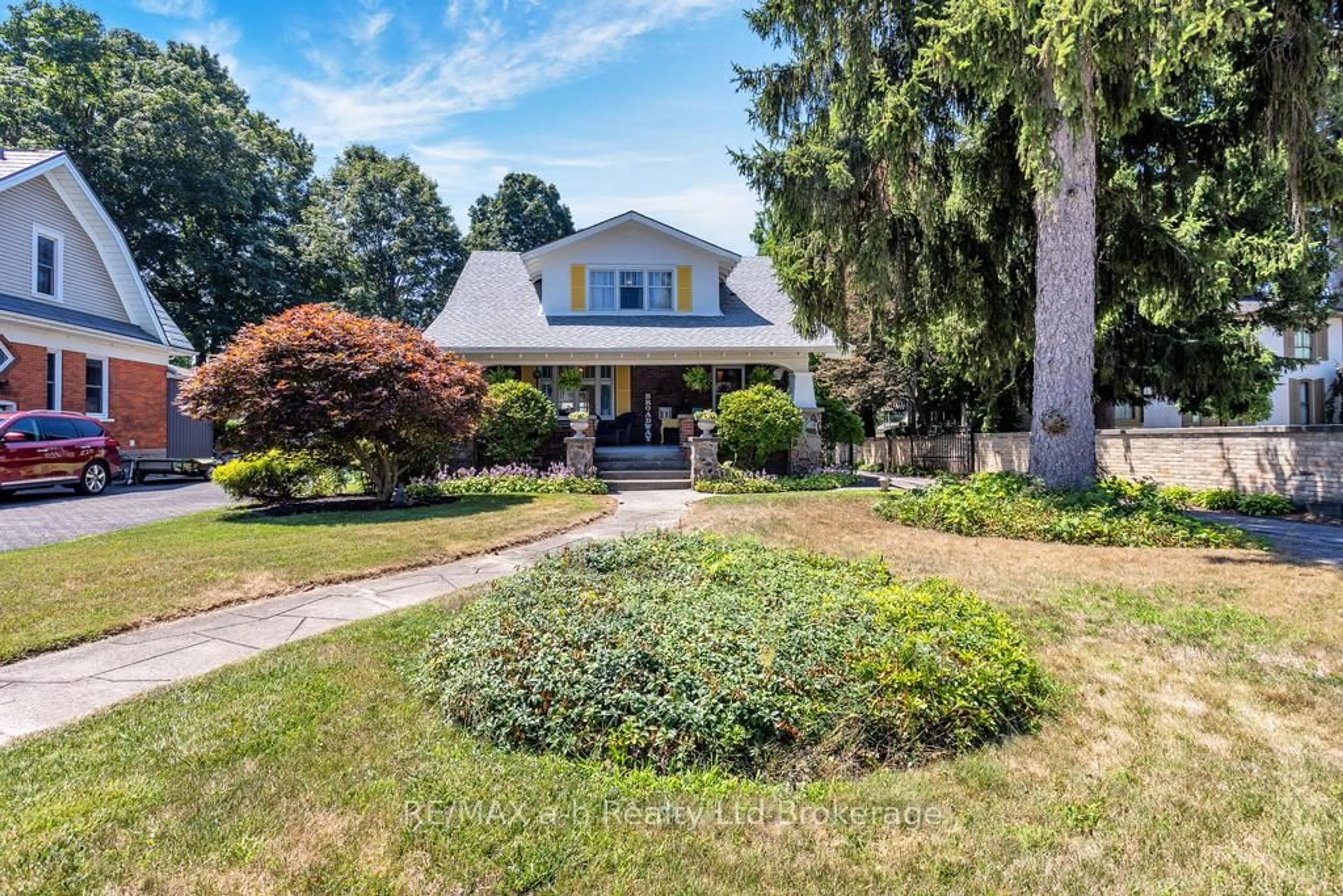 A pic from outside/outdoor area/front of a property/back of a property/a pic from drone, unknown for 347 Broadway St, Tillsonburg Ontario N4G 3S4