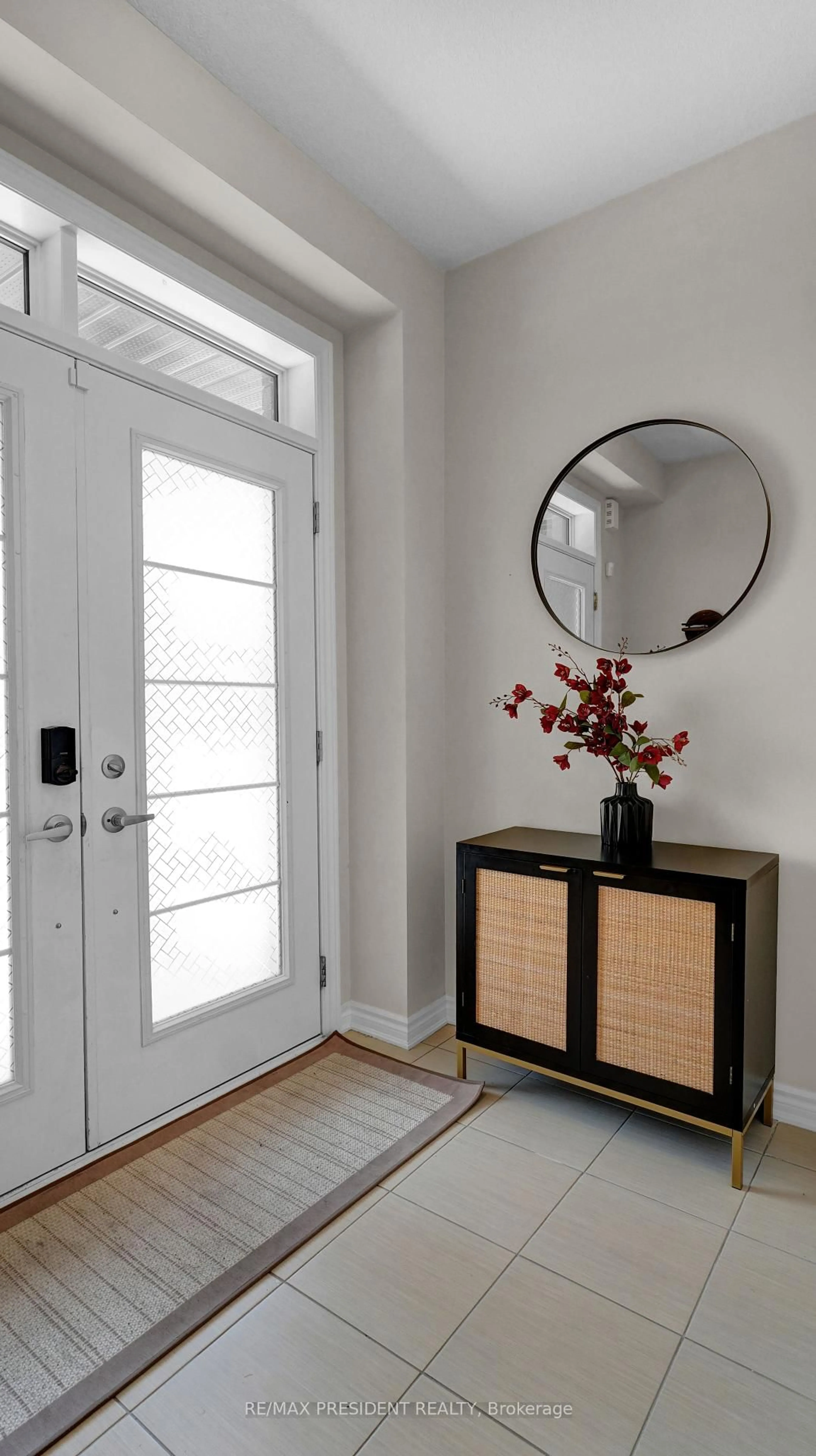 Indoor entryway for 105 Eva Dr, Woolwich Ontario N0B 1M0