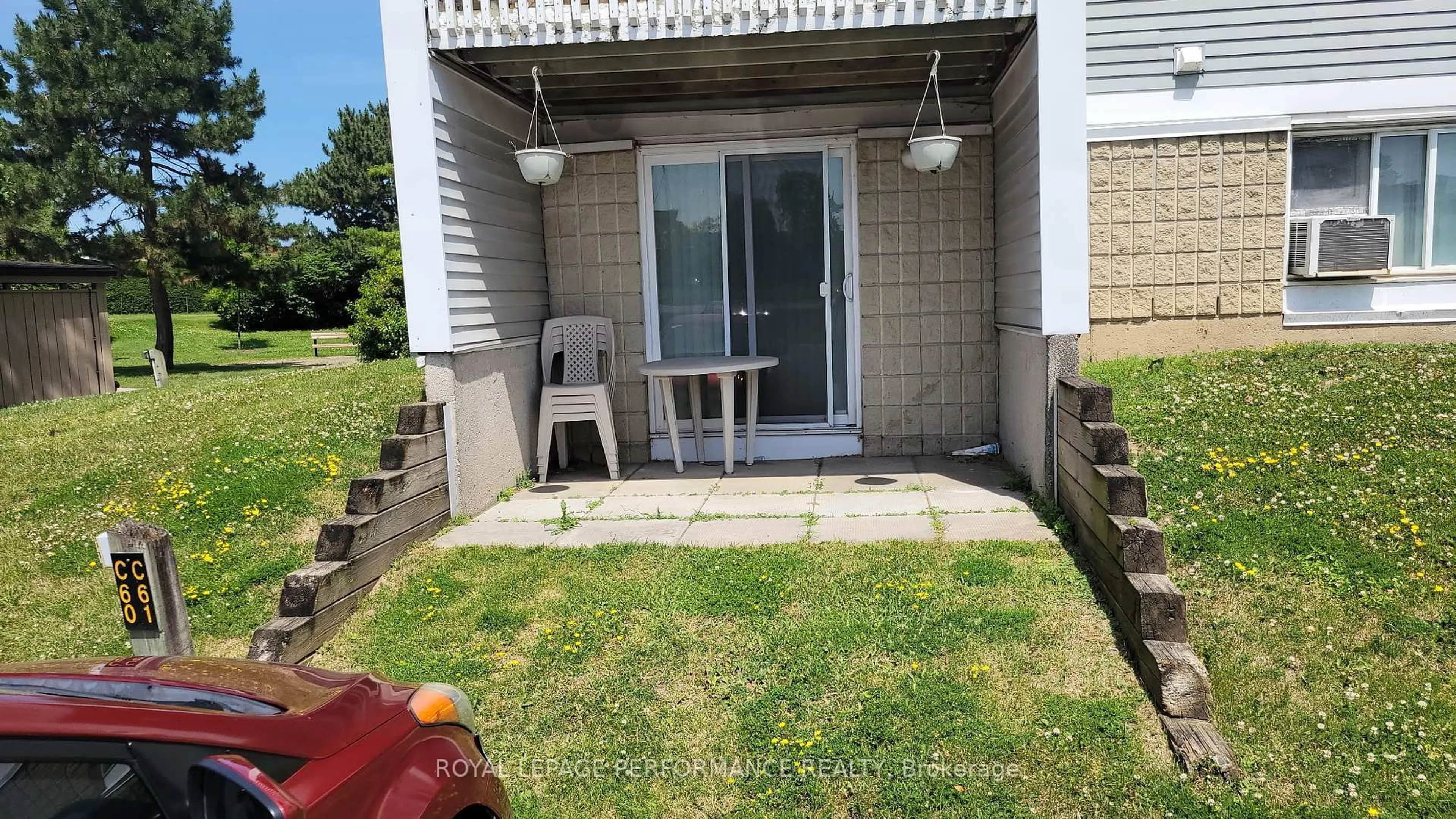 Patio, street for 212 Viewmount Dr #109, Ottawa Ontario K2E 7X2