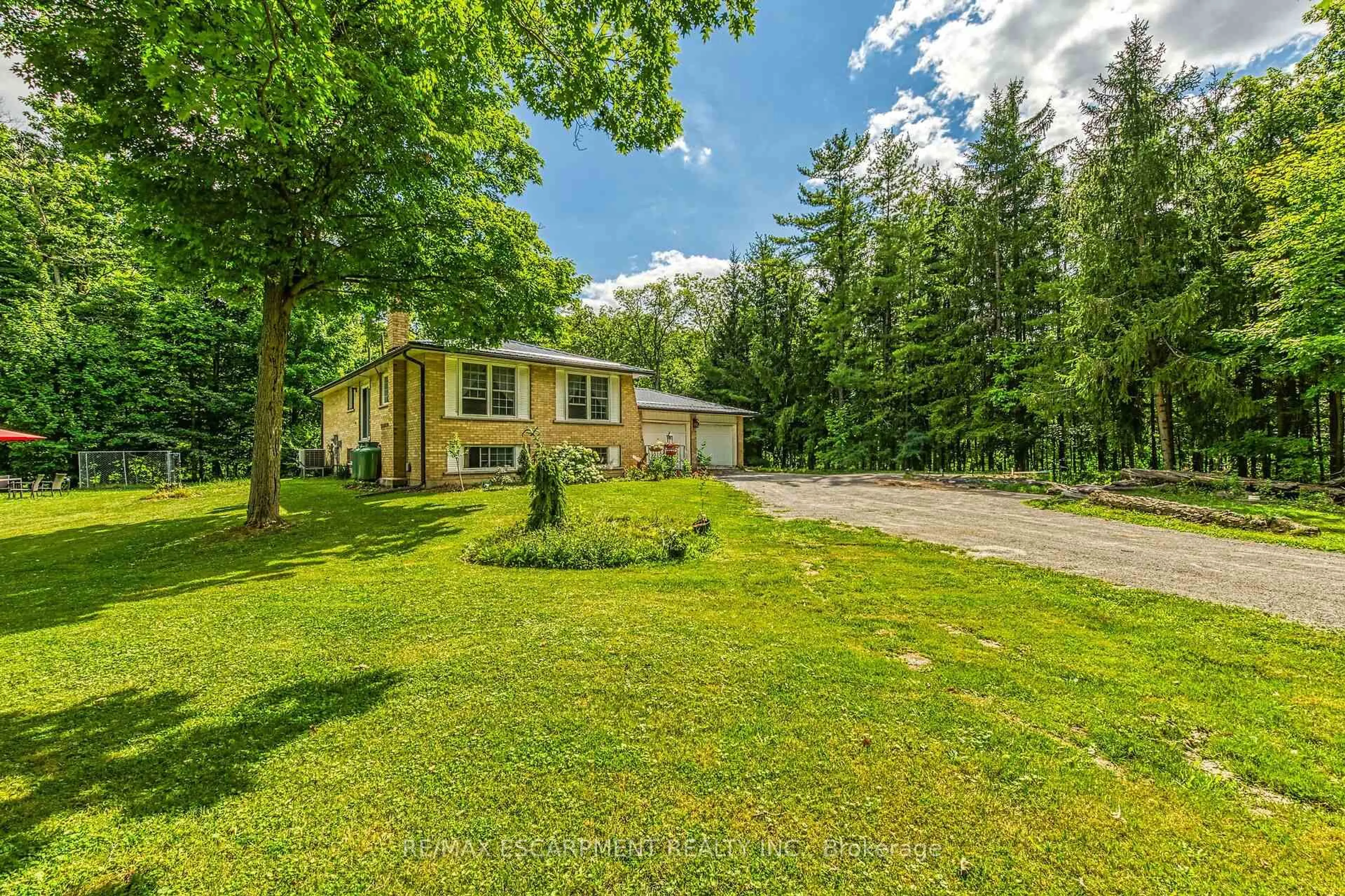 A pic from outside/outdoor area/front of a property/back of a property/a pic from drone, unknown for 118 Concession 1 Rd, Haldimand Ontario N0A 1C0