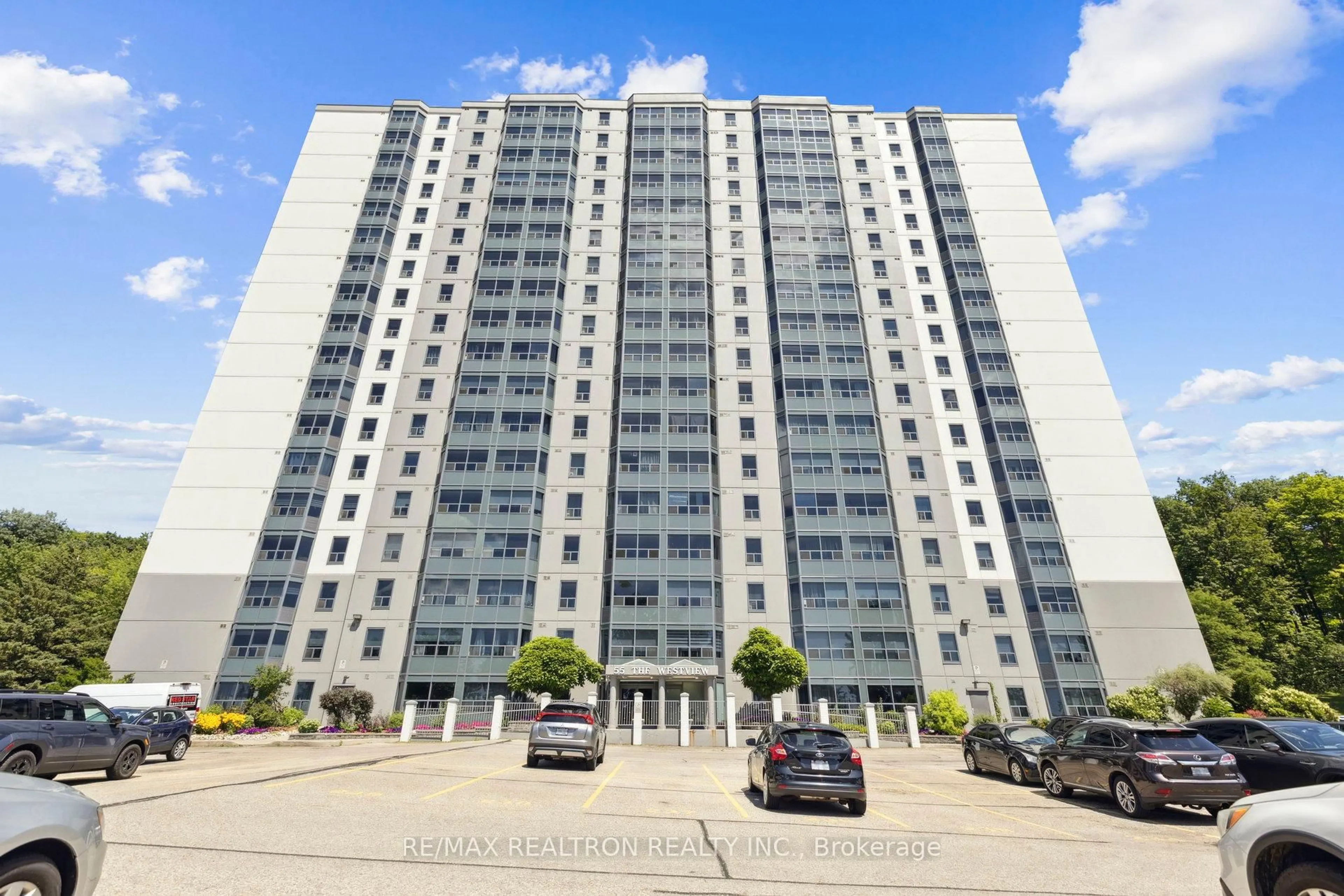 Indoor foyer for 55 Green Valley Dr #408, Kitchener Ontario N2P 1Z6