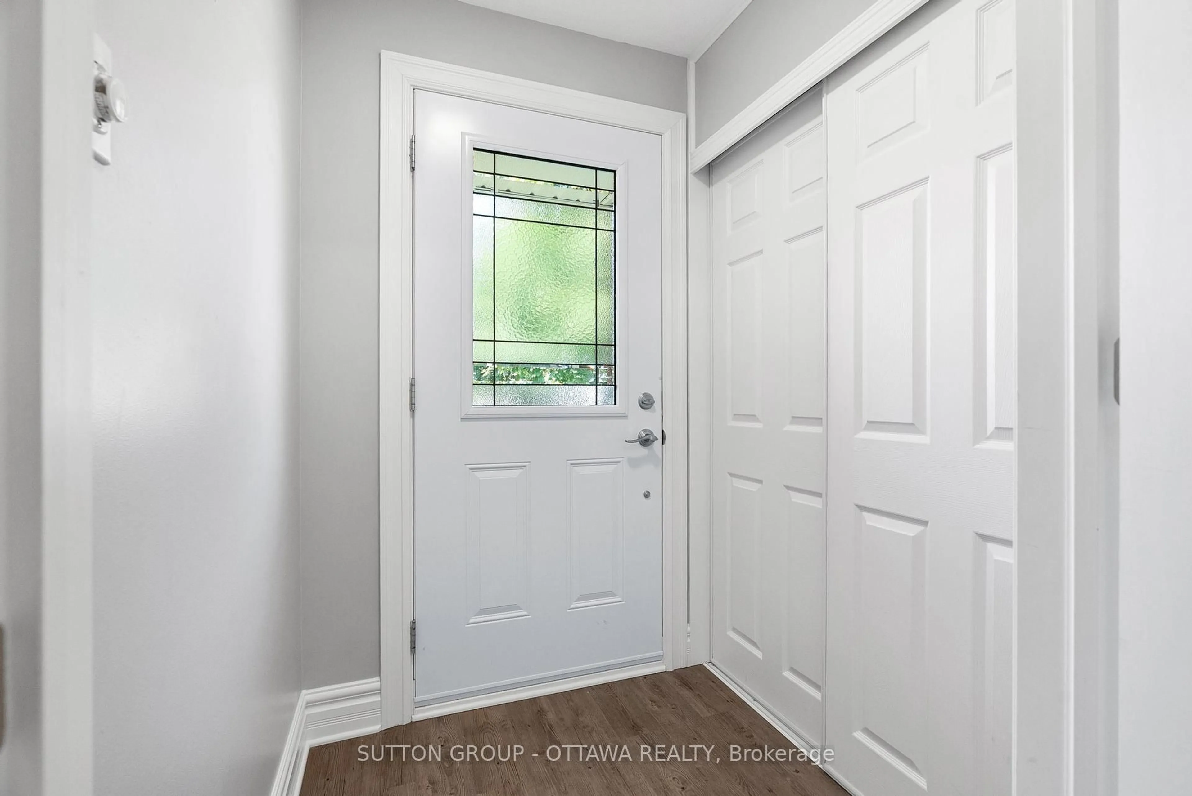 Indoor entryway for 32 FLINT Crt, Ottawa Ontario K2J 2S1