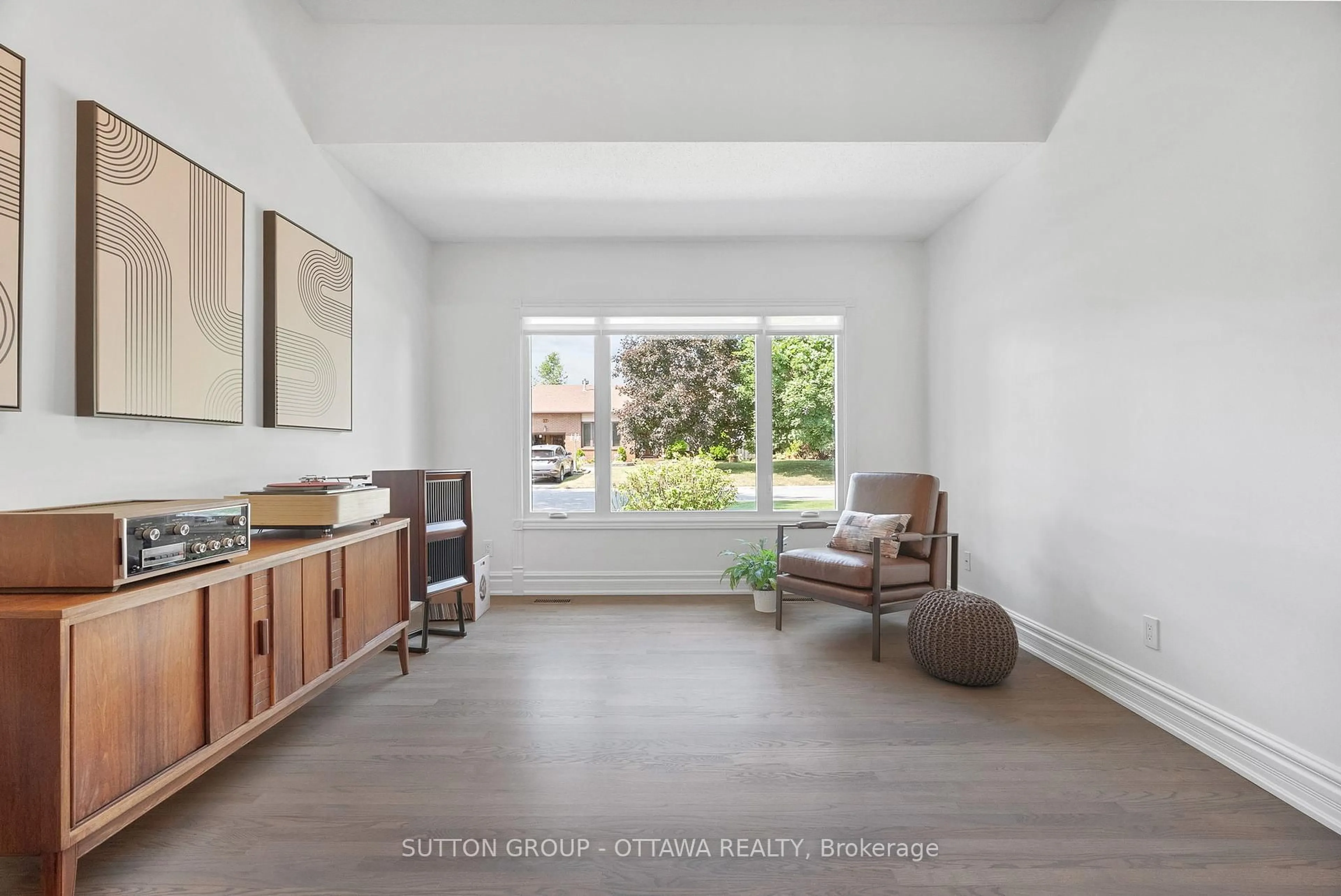 Indoor entryway for 32 FLINT Crt, Ottawa Ontario K2J 2S1