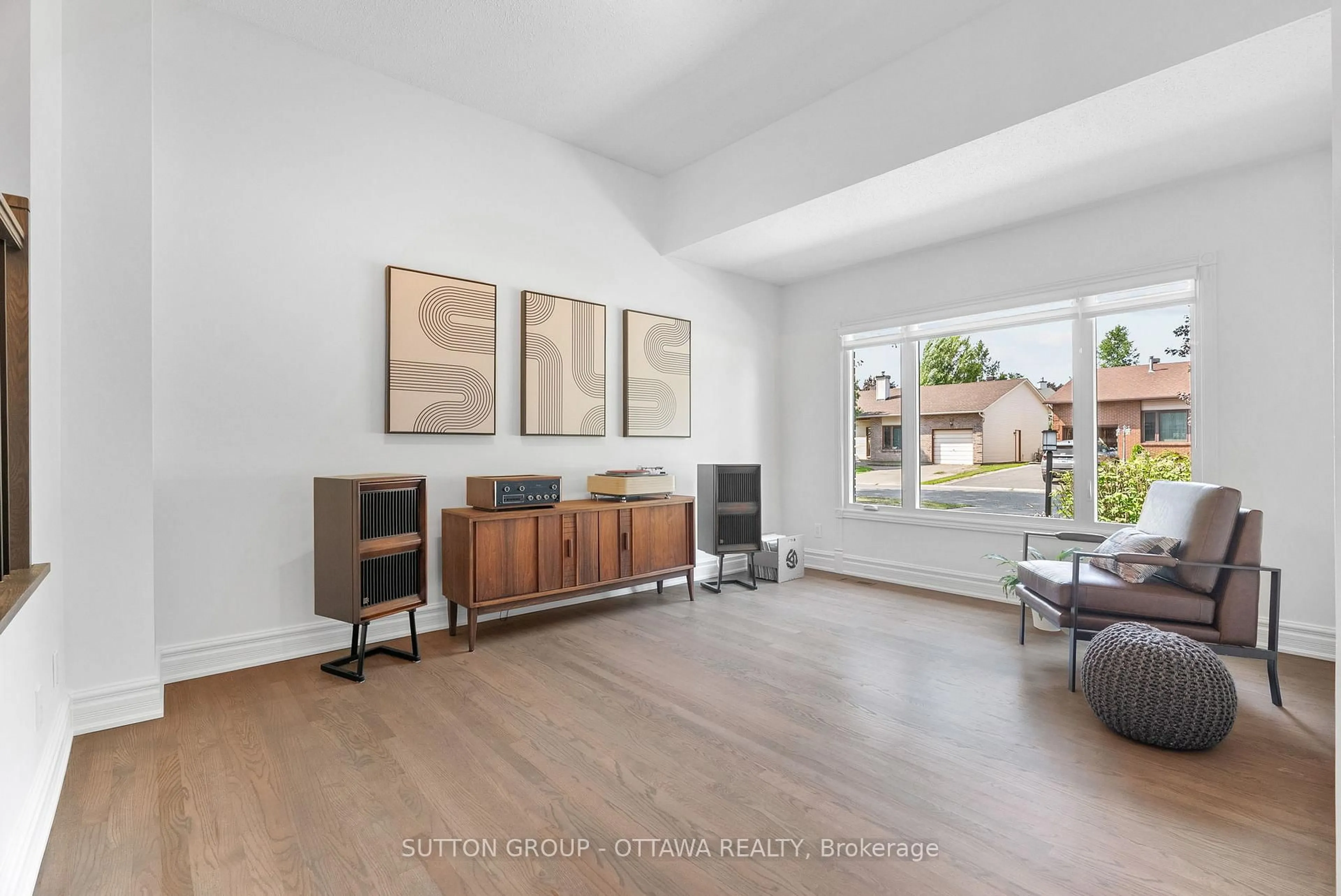 Living room with furniture, unknown for 32 FLINT Crt, Ottawa Ontario K2J 2S1