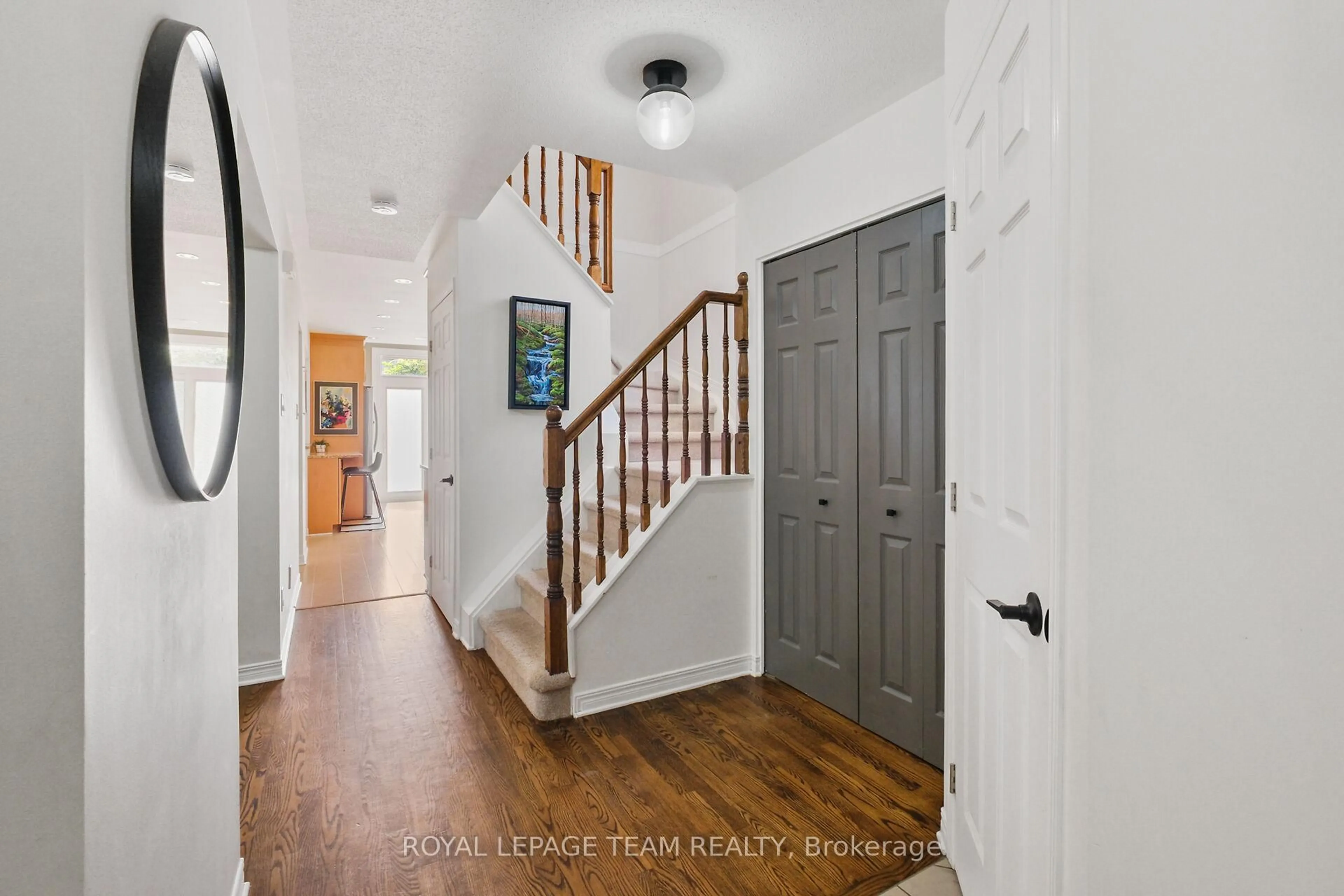 Indoor entryway for 22 Avonhurst Ave, Ottawa Ontario K2J 4K9