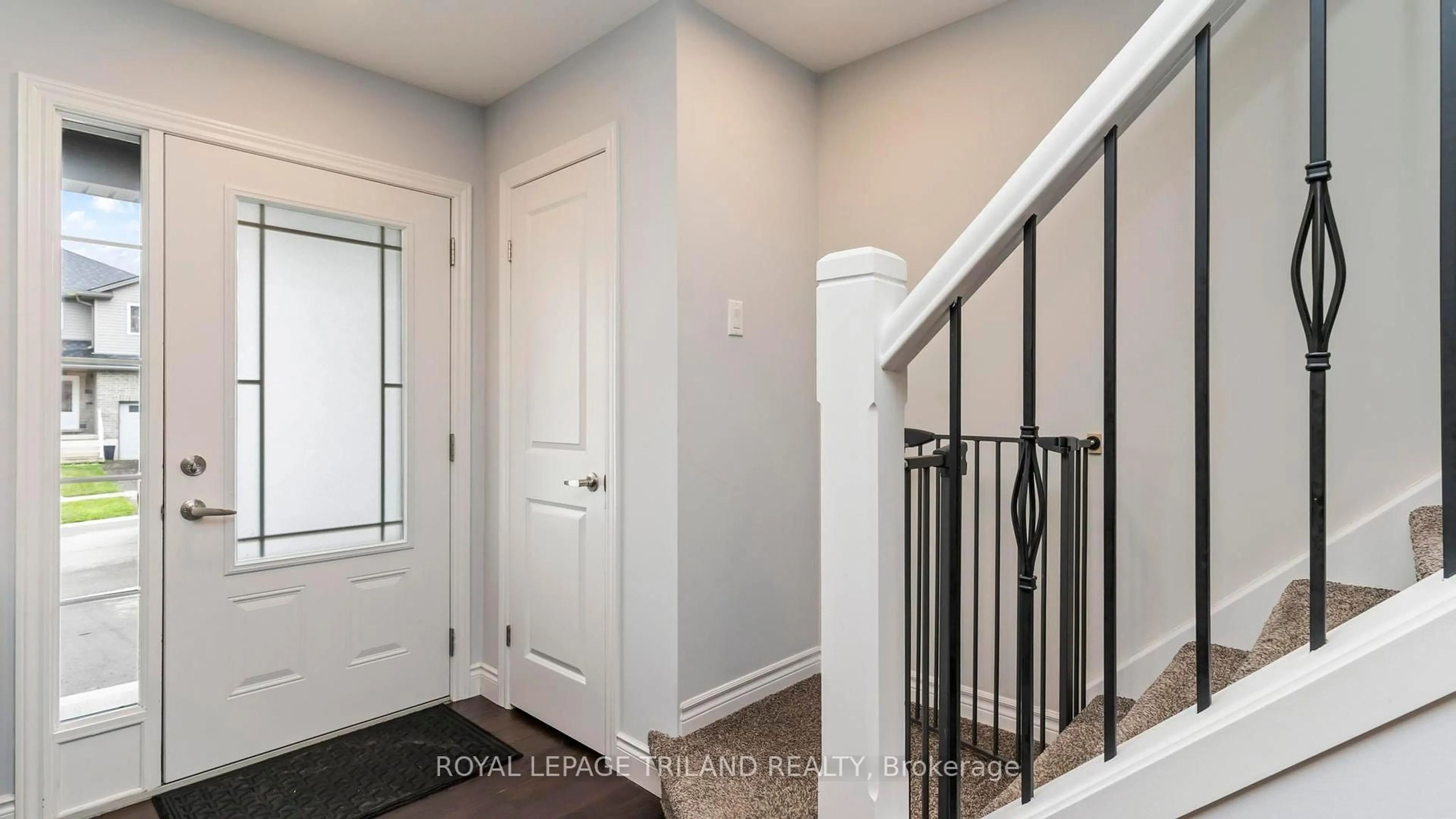 Indoor entryway for 16 KENDELL Lane, Ingersoll Ontario N5C 0B7