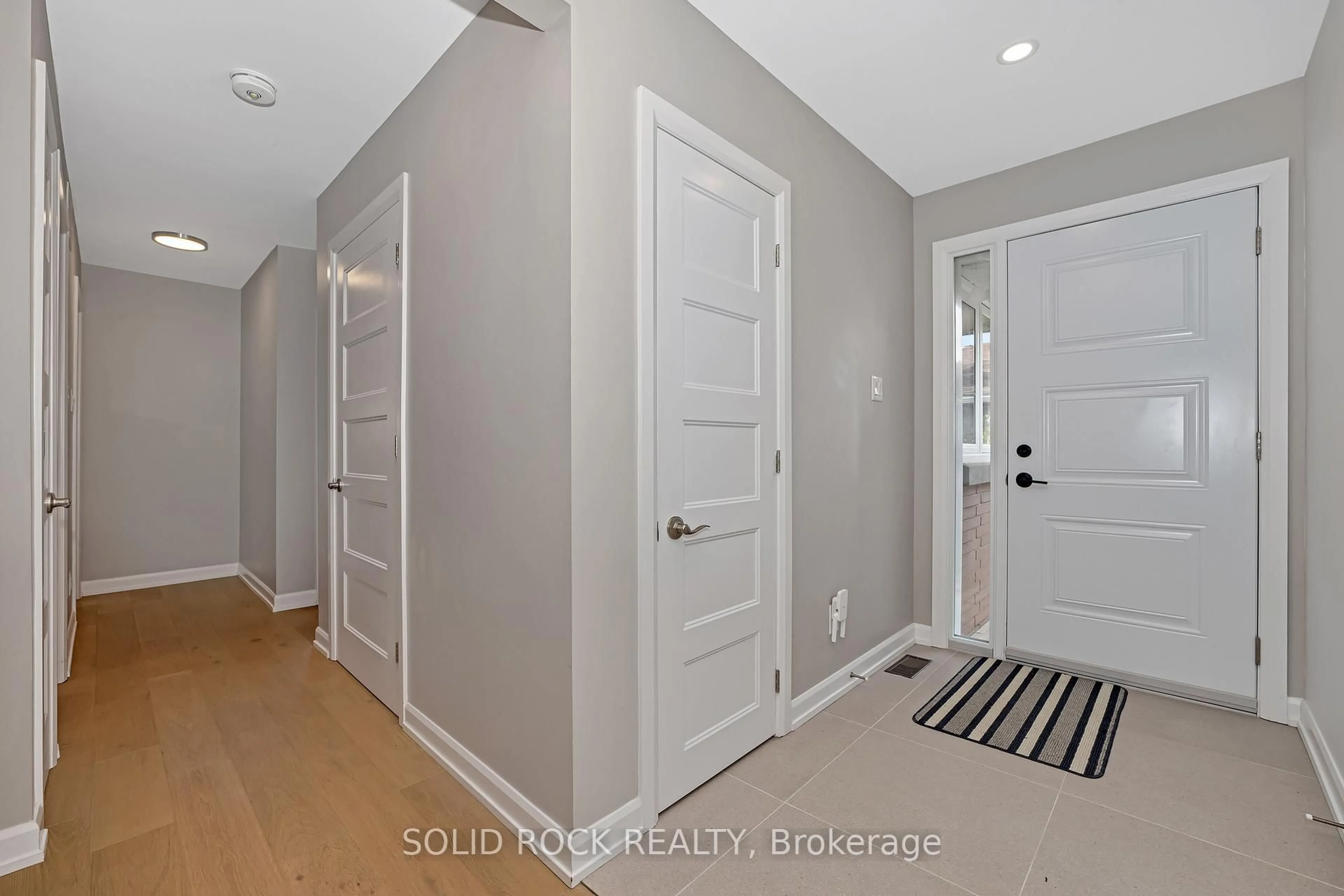 Indoor entryway for 1229 Erindale Dr, Ottawa Ontario K2C 2G2