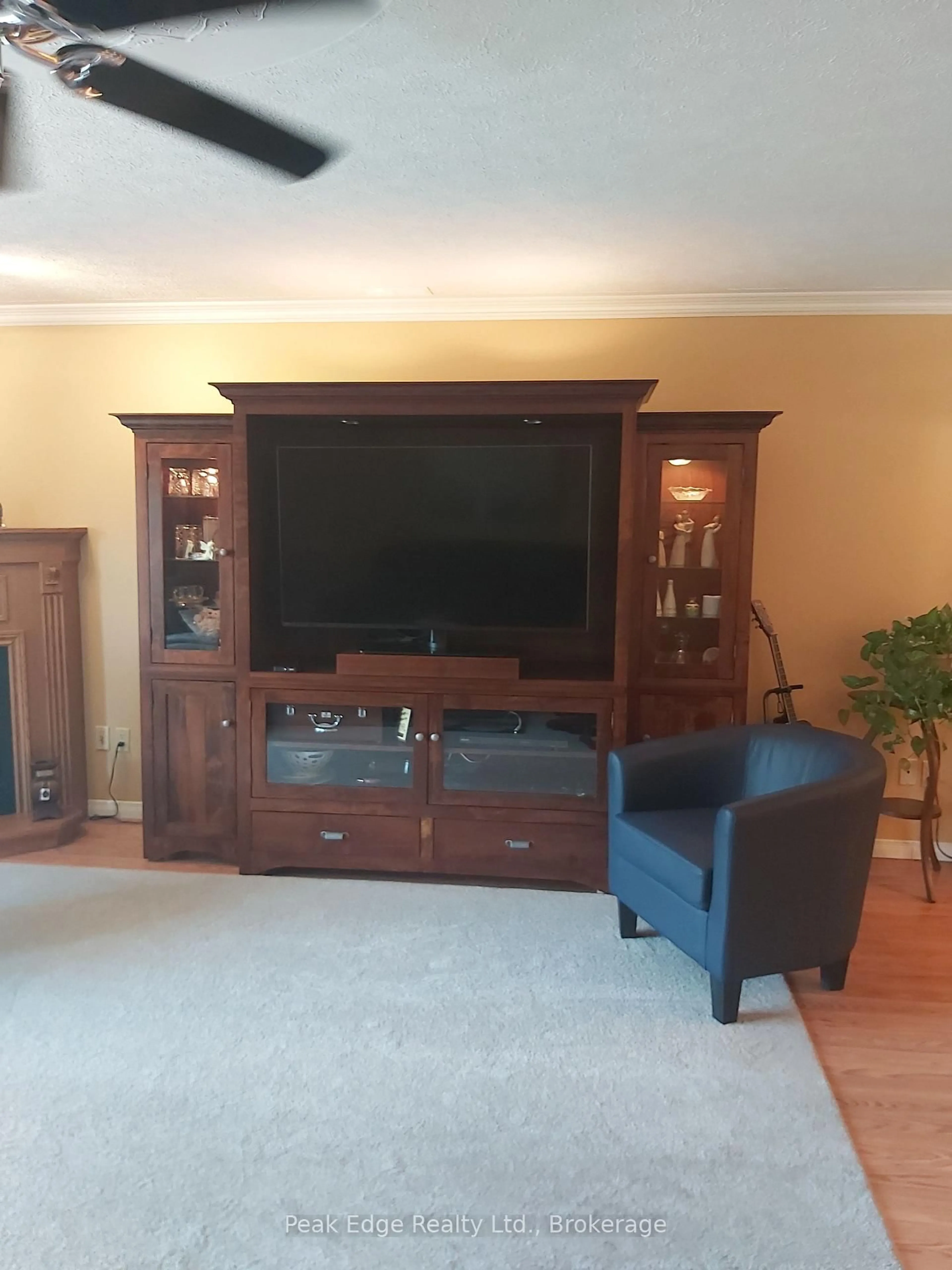 Living room with furniture, wood/laminate floor for 85 William St #201, Brockton Ontario N0G 2V0