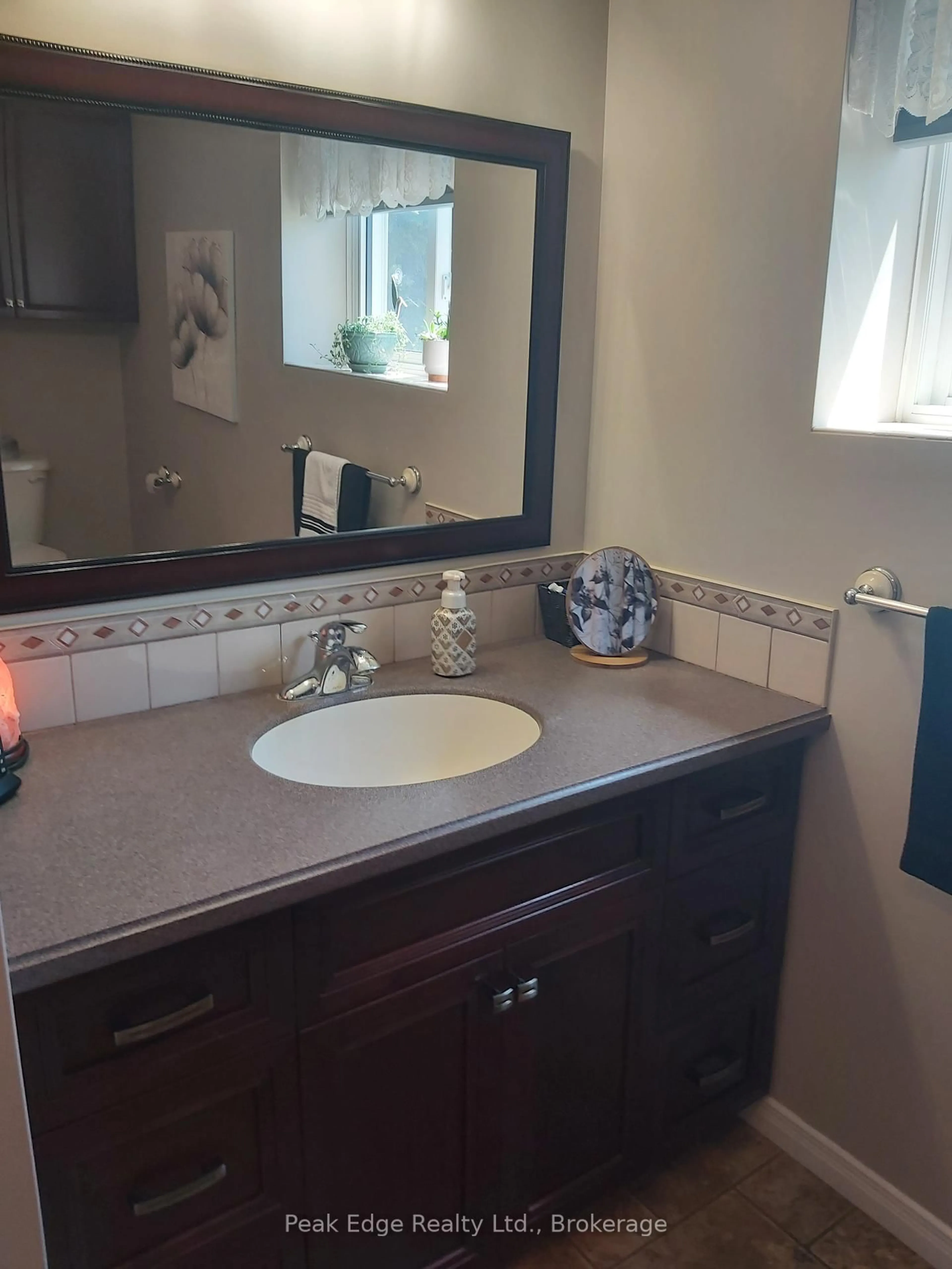 Standard bathroom, ceramic/tile floor for 85 William St #201, Brockton Ontario N0G 2V0