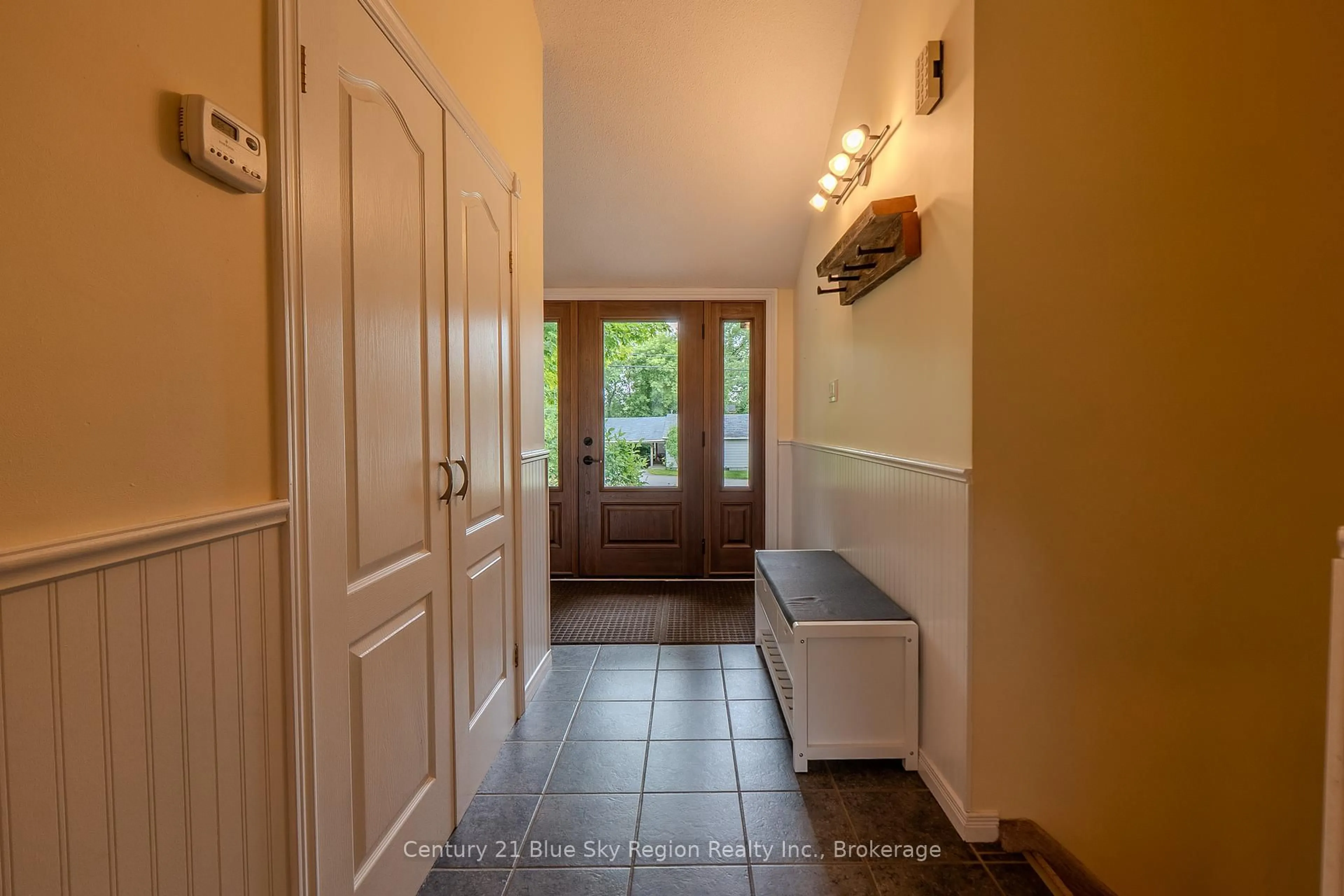 Indoor entryway for 890 King St, Callander Ontario P0H 1H0