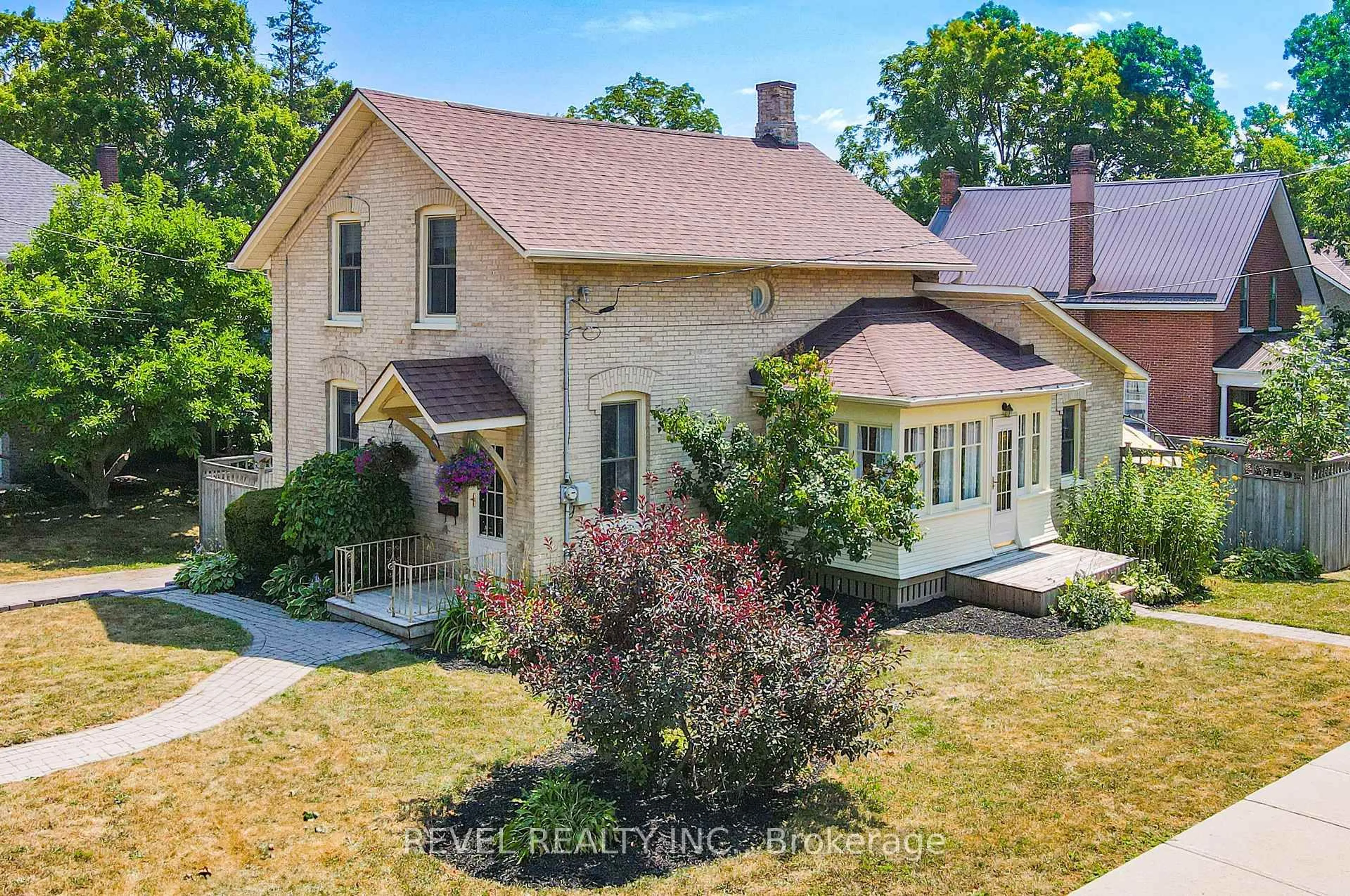 A pic from outside/outdoor area/front of a property/back of a property/a pic from drone, street for 41 Francis St, Kawartha Lakes Ontario K9V 3S2