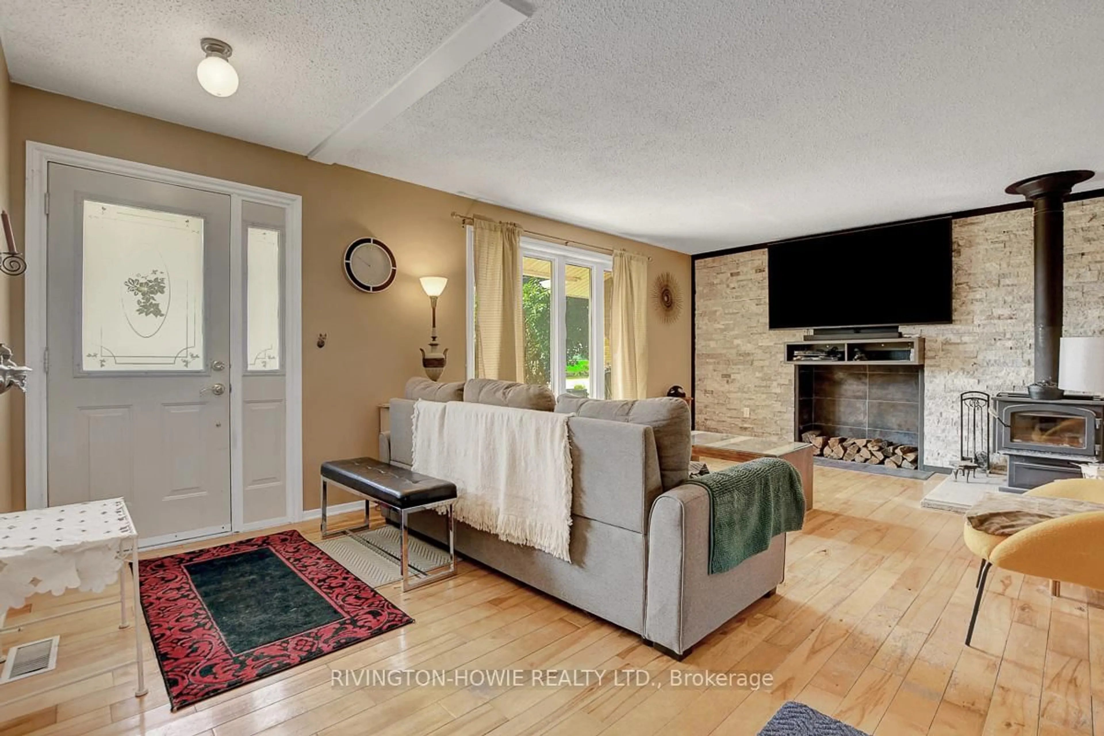 Living room with furniture, unknown for 2767 Thomas Dolan Pkwy, Kinburn Ontario K0A 2H0