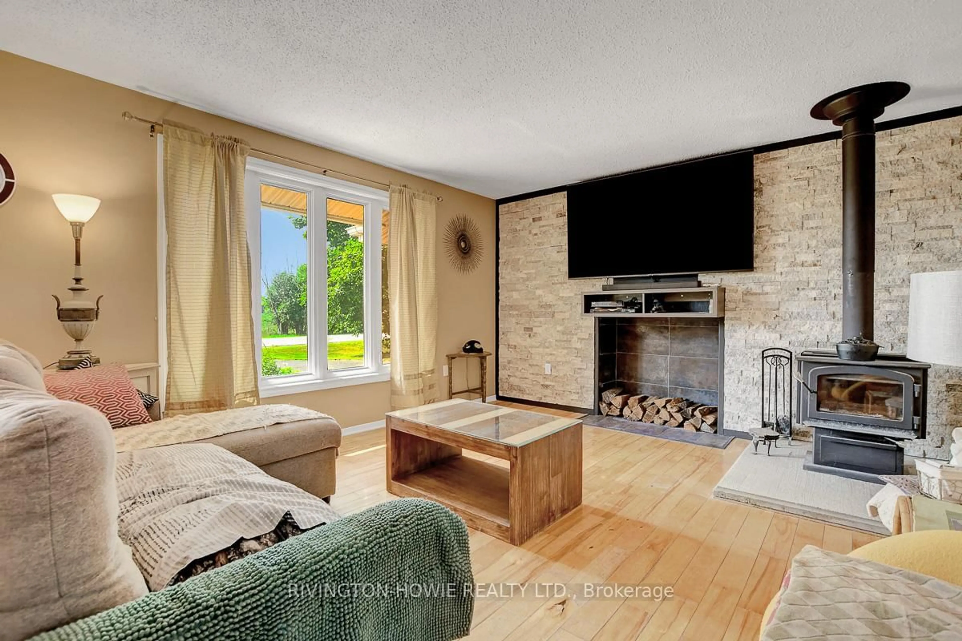 Living room with furniture, unknown for 2767 Thomas Dolan Pkwy, Kinburn Ontario K0A 2H0