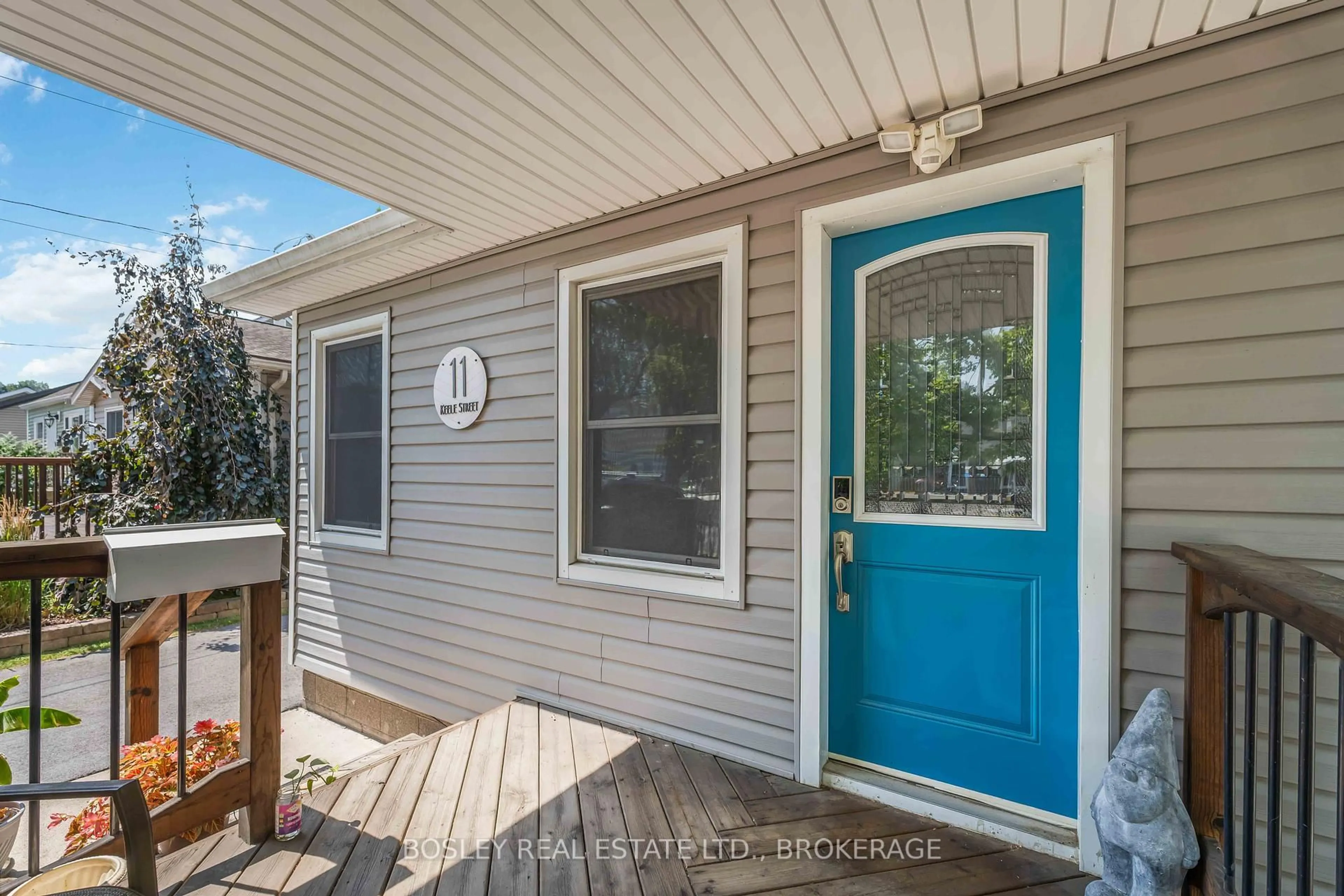 Home with vinyl exterior material, street for 11 KEELE St, St. Catharines Ontario L2T 1M6