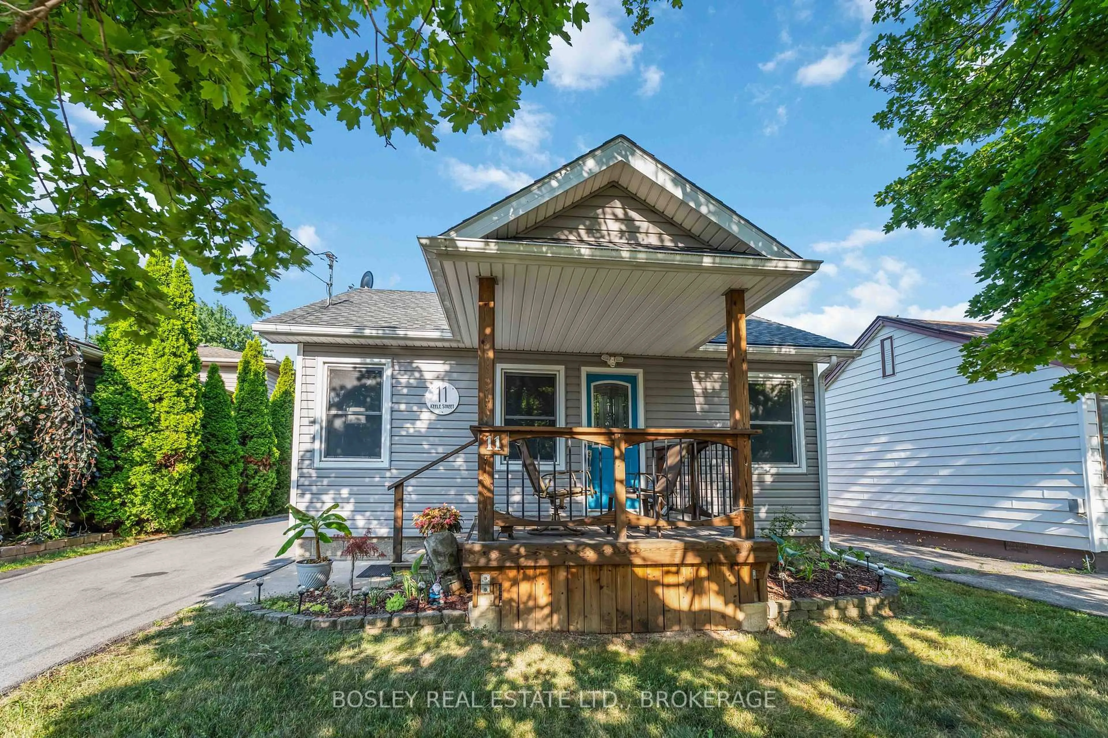 Home with vinyl exterior material, street for 11 KEELE St, St. Catharines Ontario L2T 1M6