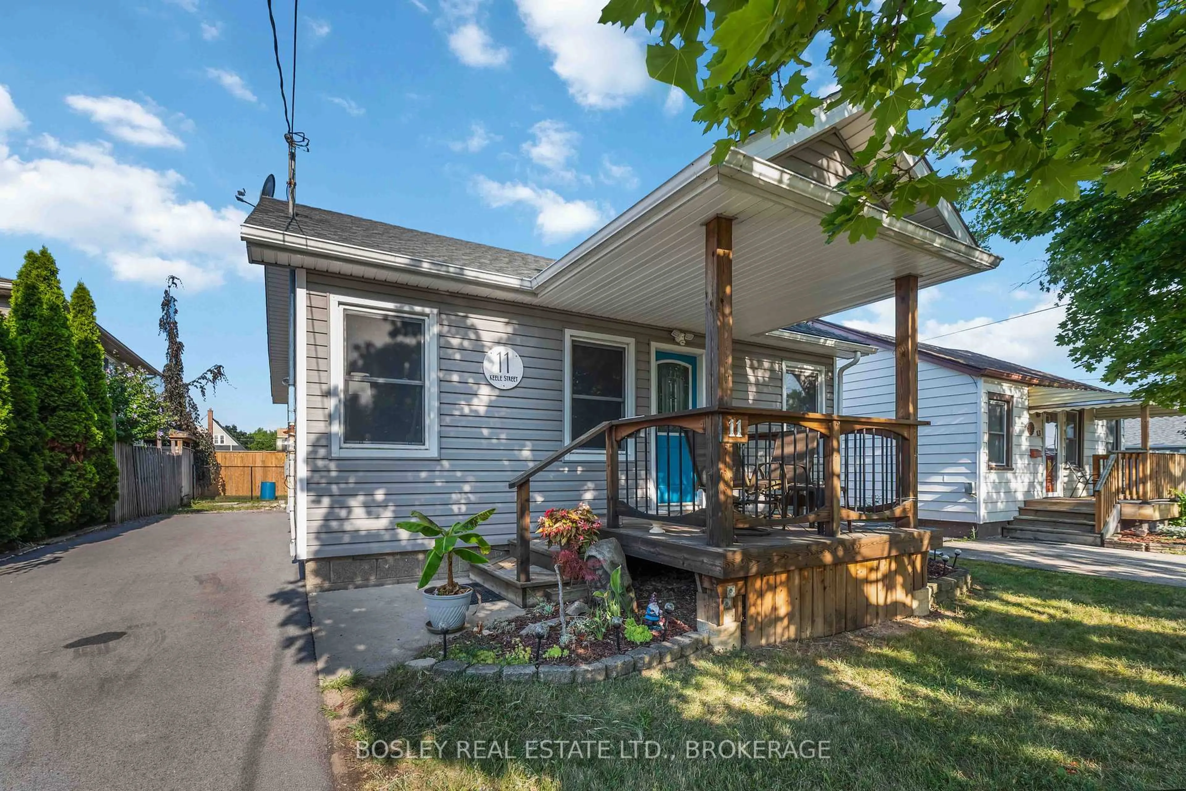 Home with vinyl exterior material, street for 11 KEELE St, St. Catharines Ontario L2T 1M6