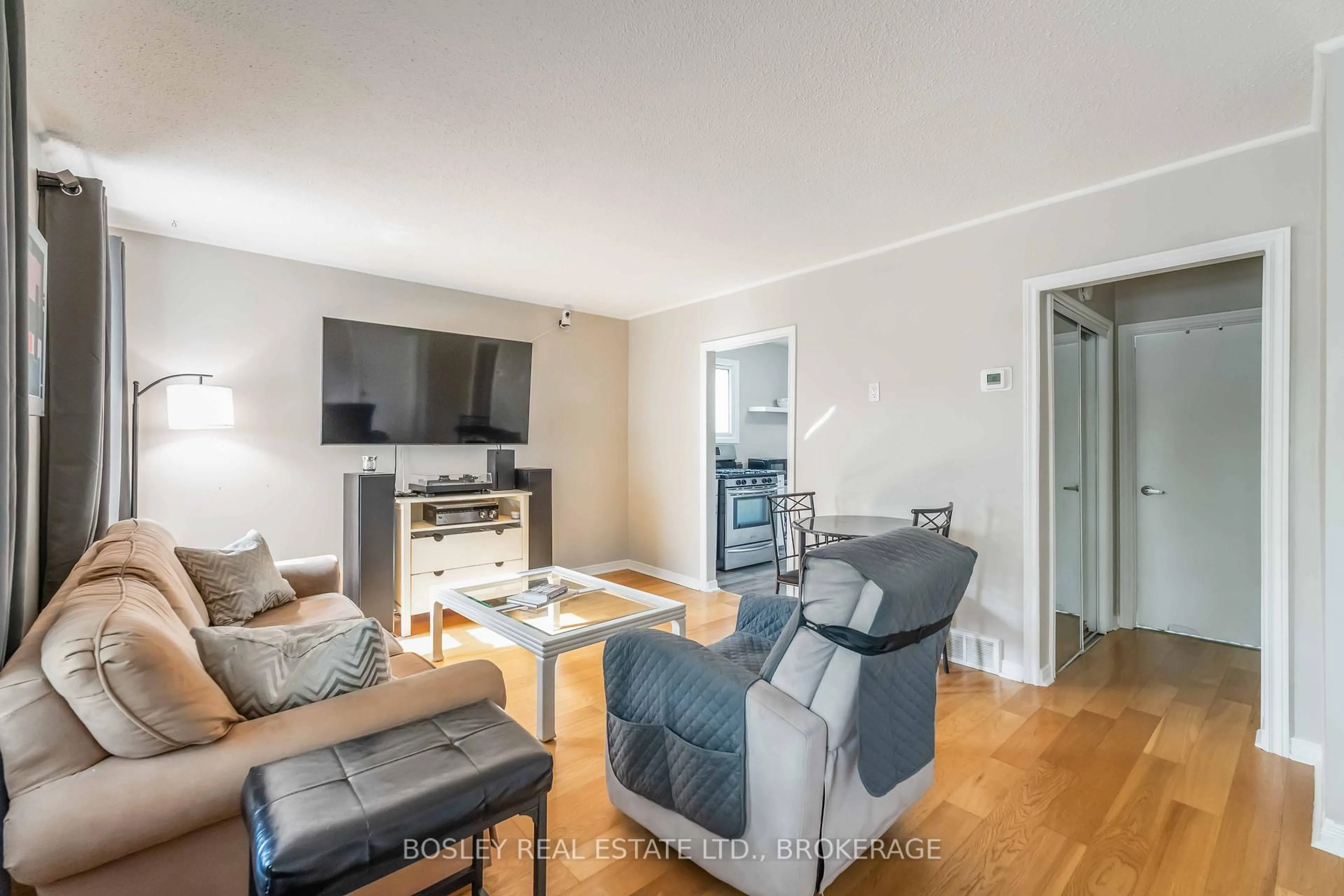 Living room with furniture, wood/laminate floor for 11 KEELE St, St. Catharines Ontario L2T 1M6