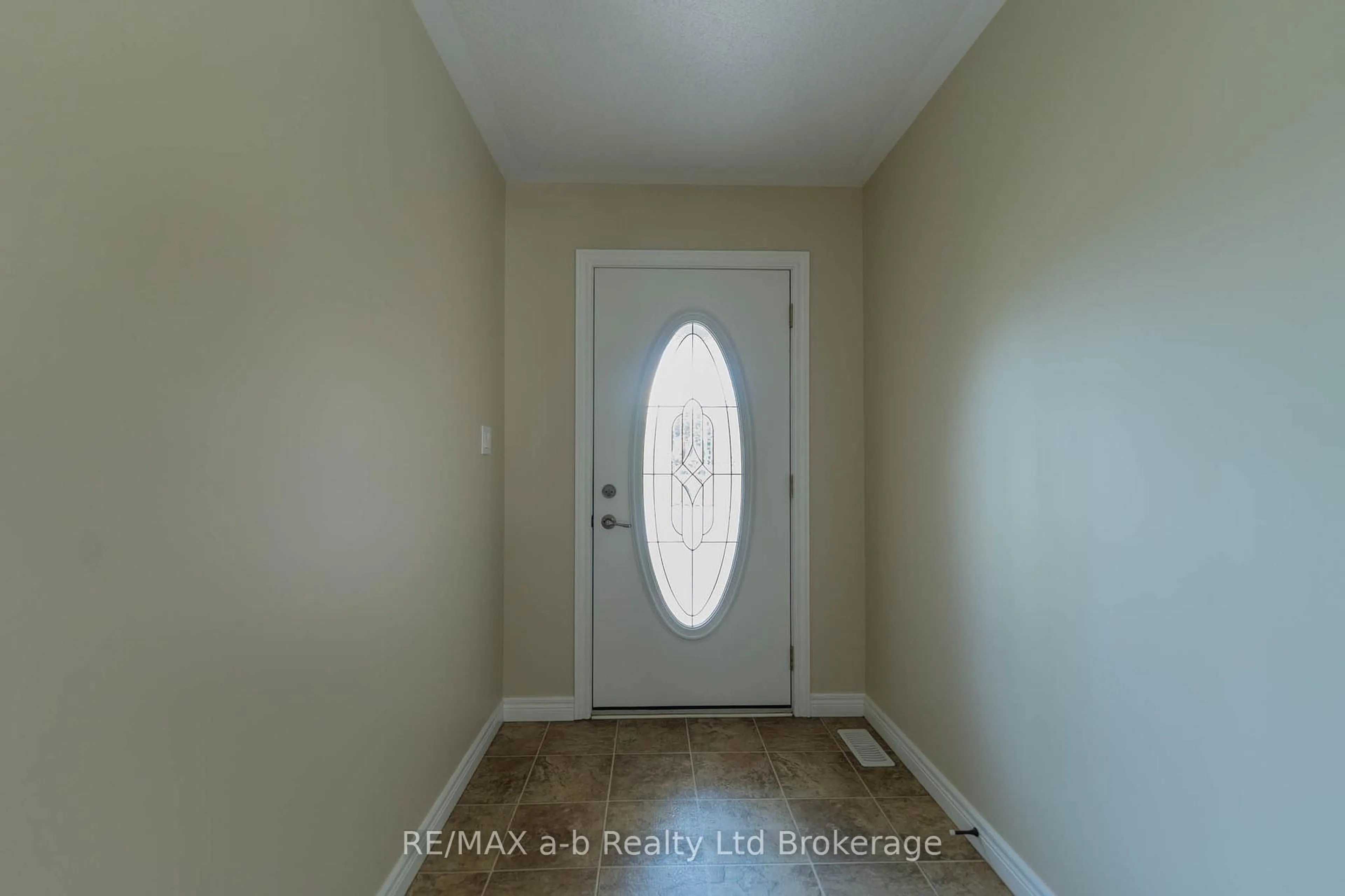 Indoor entryway for 135 Weston Dr, Tillsonburg Ontario N4G 5X1