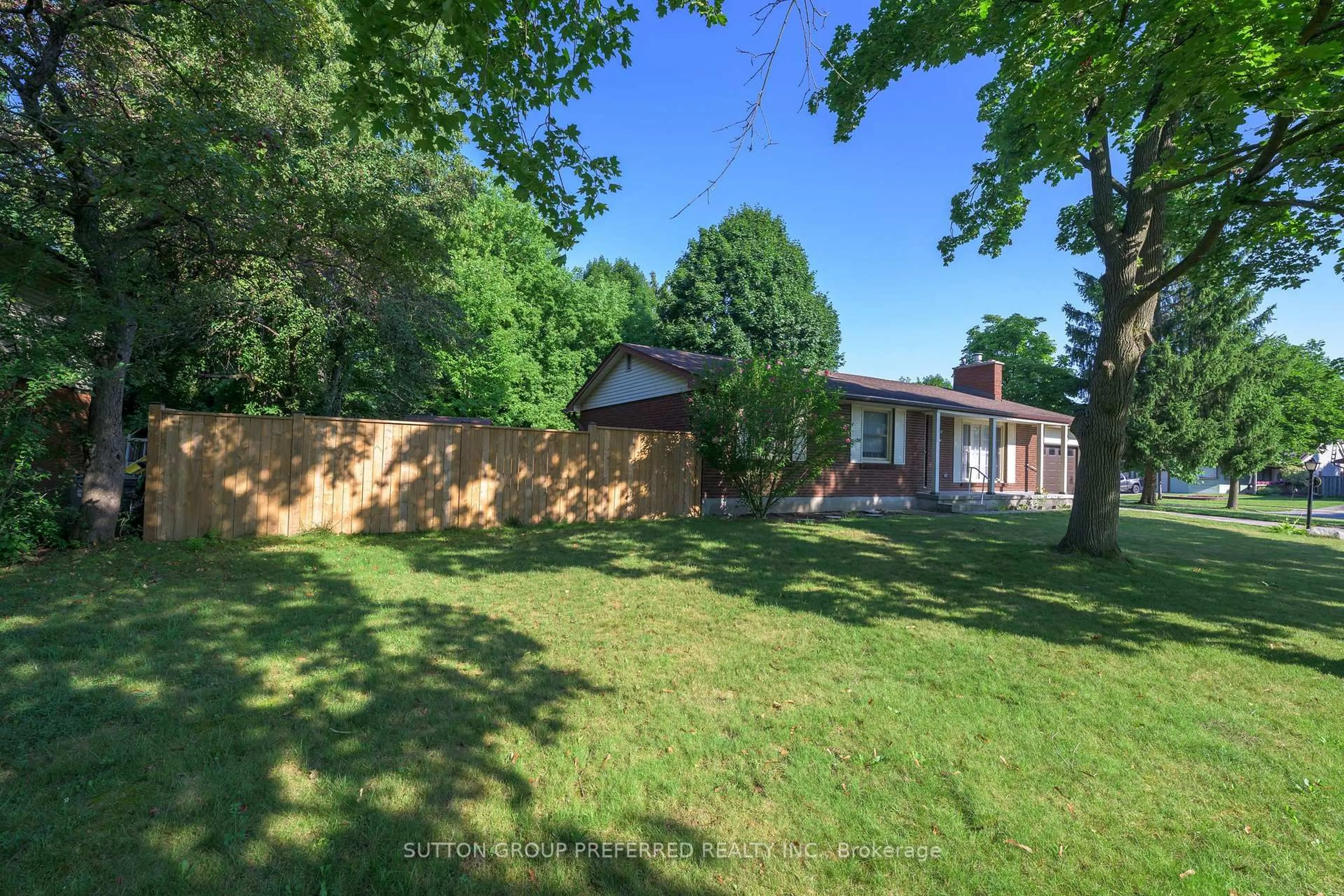 A pic from outside/outdoor area/front of a property/back of a property/a pic from drone, unknown for 91 Blackacres Blvd, London North Ontario N6G 2G9
