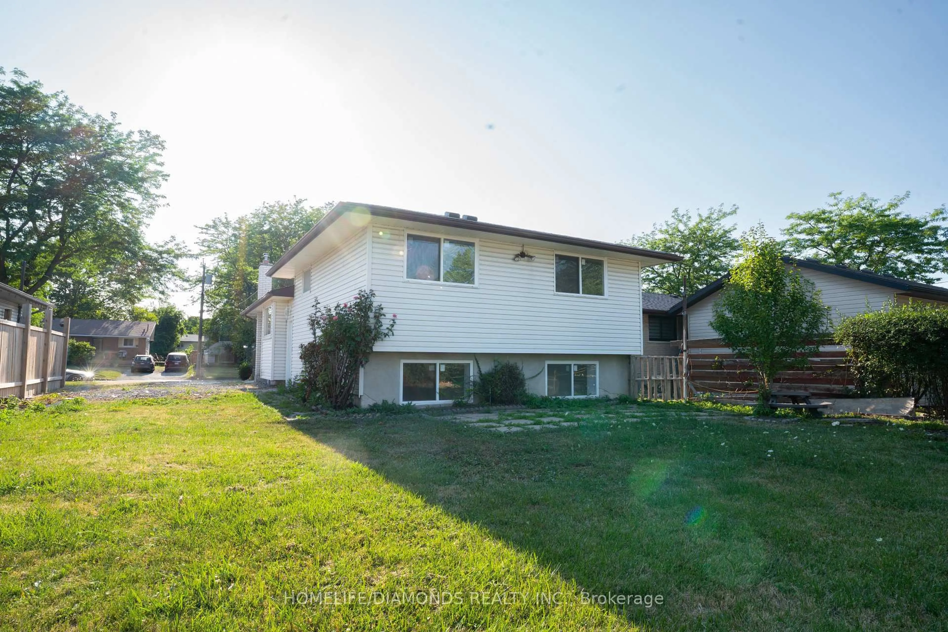 Unknown for 8 Huntley Cres, St. Catharines Ontario L2M 6E6