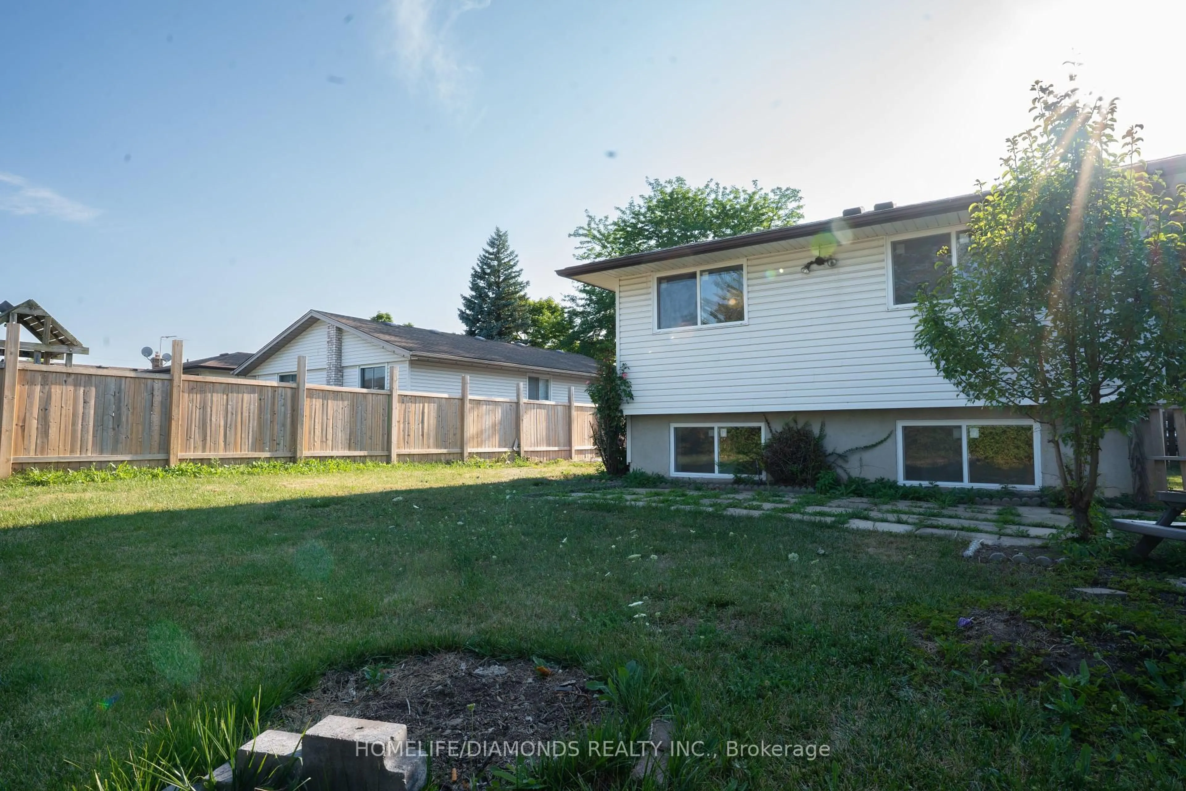 A pic from outside/outdoor area/front of a property/back of a property/a pic from drone, unknown for 8 Huntley Cres, St. Catharines Ontario L2M 6E6
