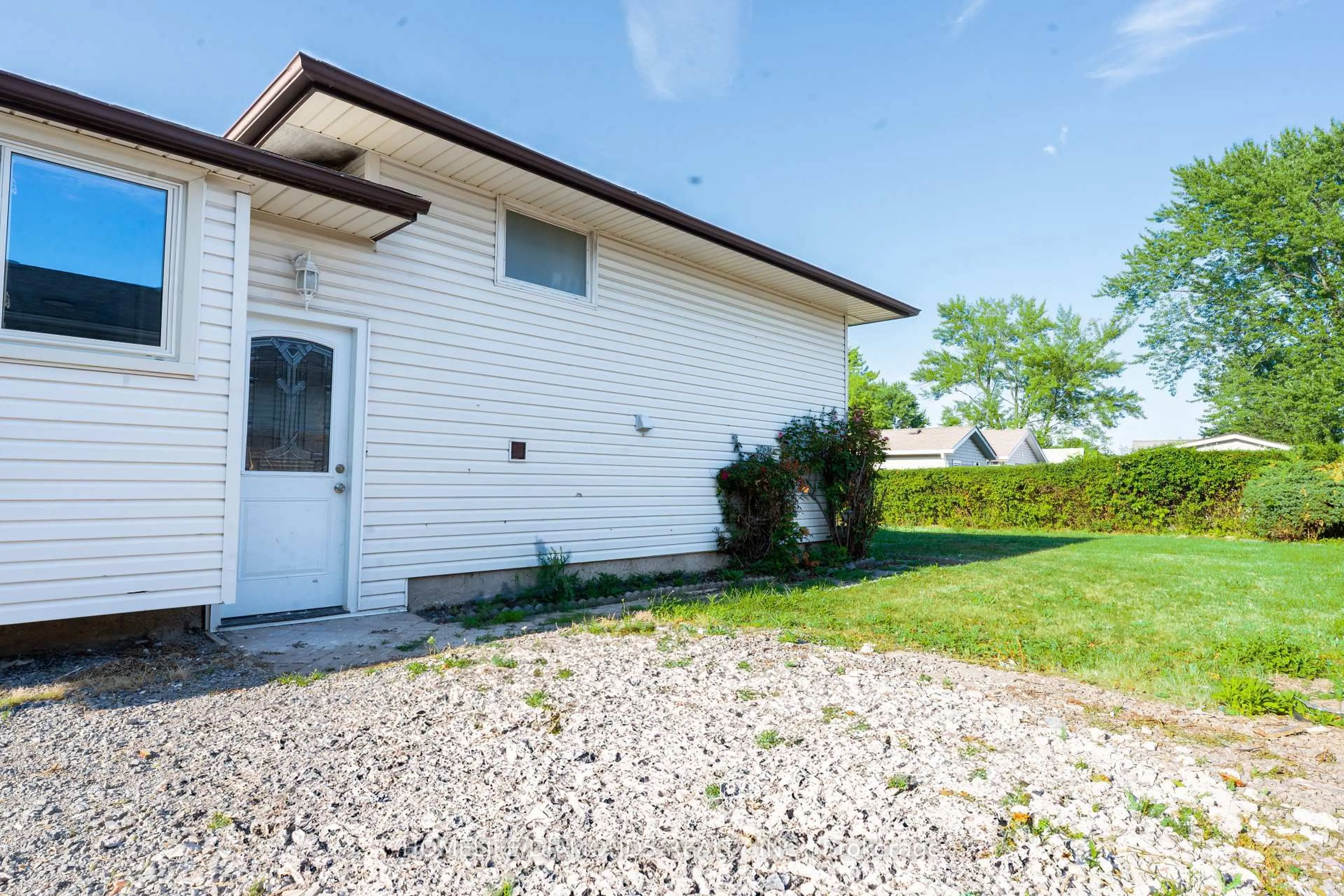 Home with vinyl exterior material, street for 8 Huntley Cres, St. Catharines Ontario L2M 6E6
