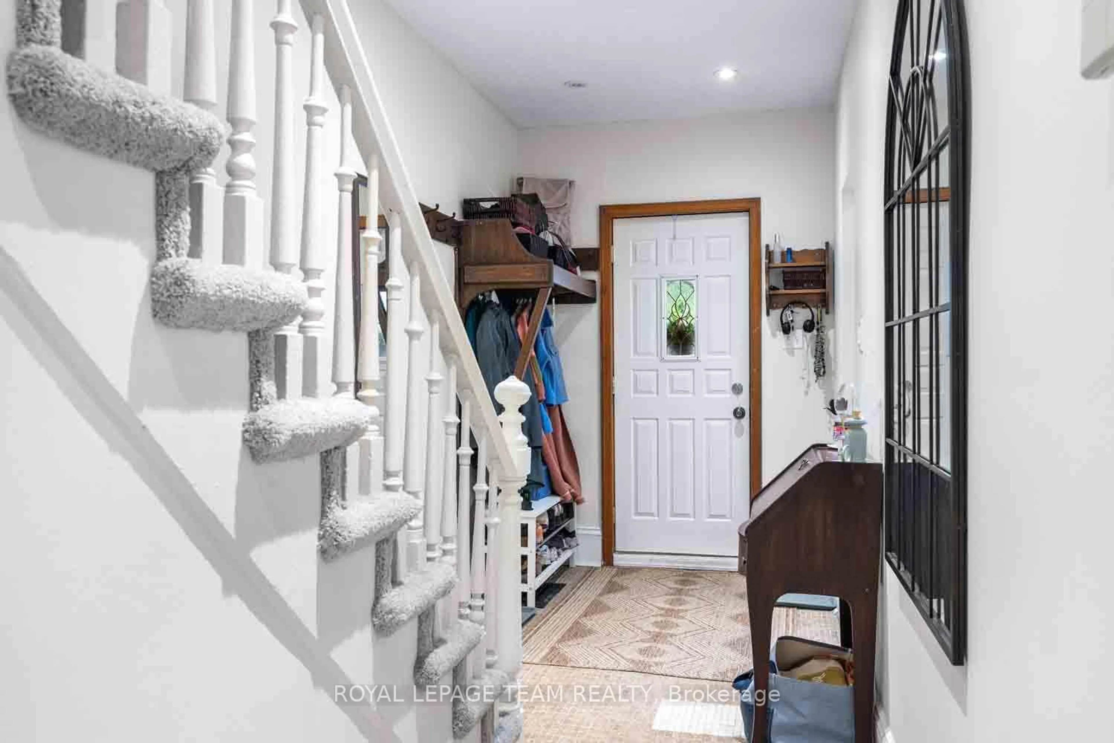 Indoor entryway for 167 DRUMMOND St, Ottawa Ontario K1S 1K3
