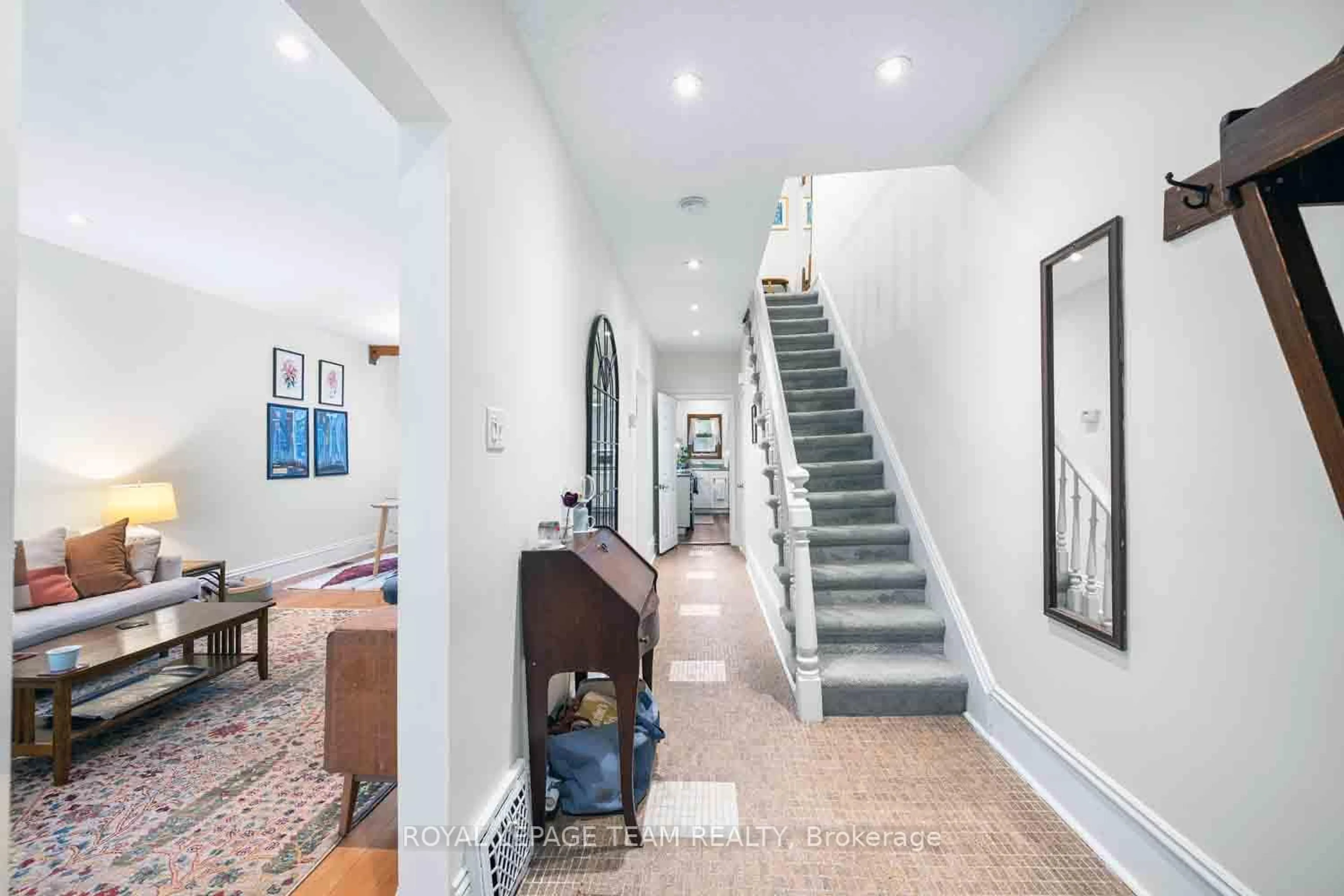 Indoor foyer for 167 DRUMMOND St, Ottawa Ontario K1S 1K3