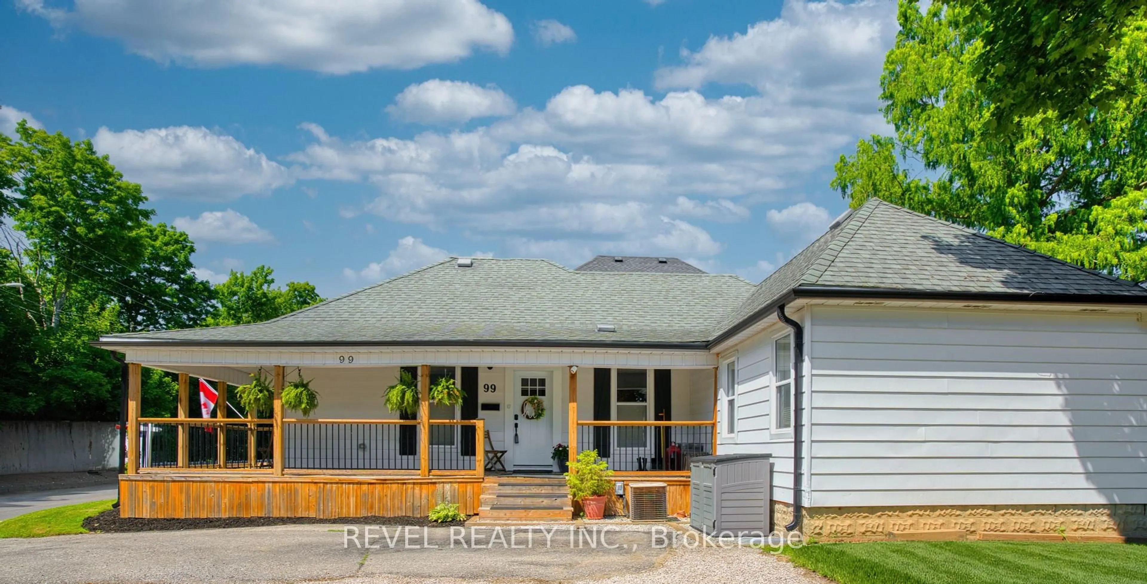 Home with vinyl exterior material, unknown for 99 Elgin St, St. Thomas Ontario N5R 3M5