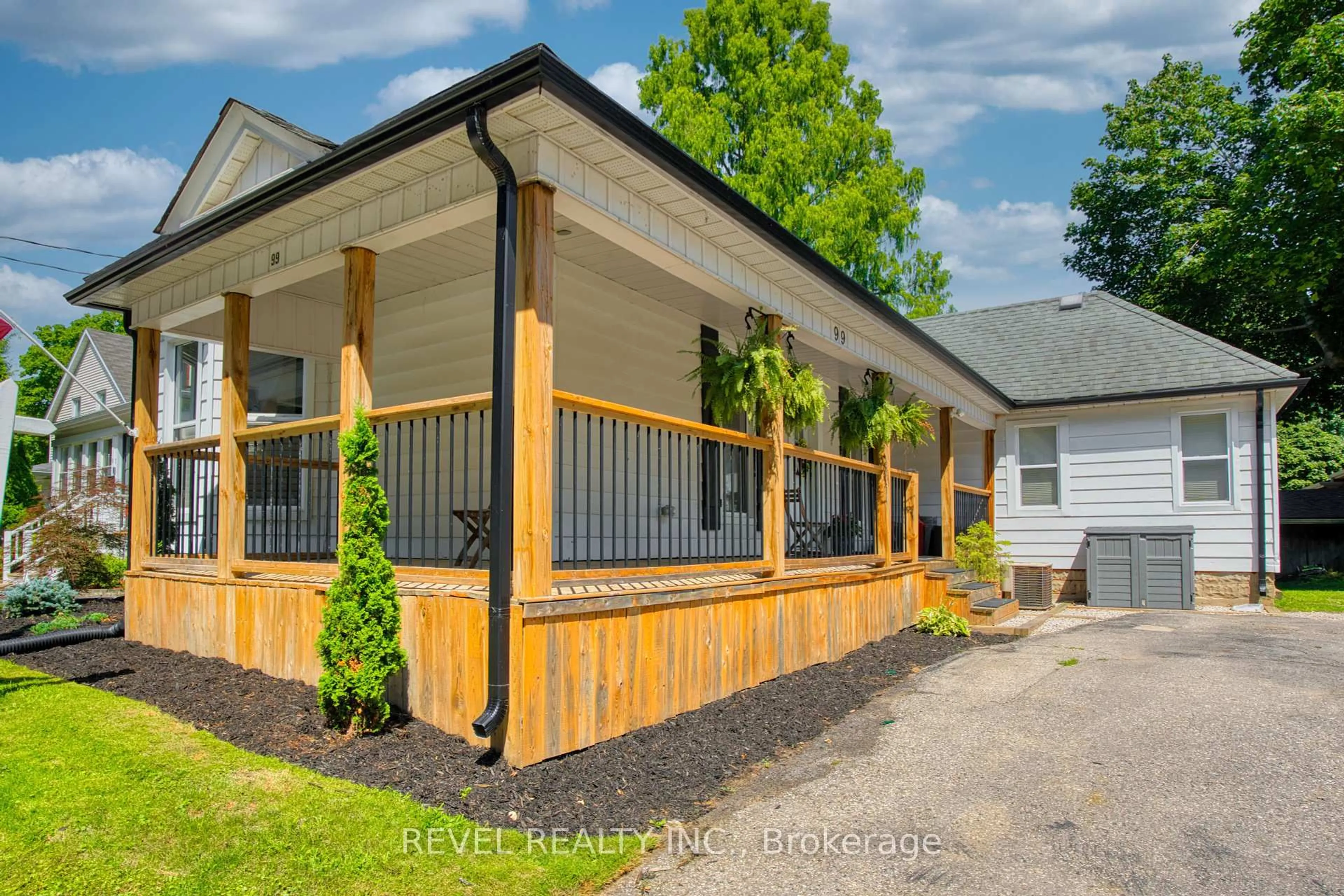 Patio, street for 99 Elgin St, St. Thomas Ontario N5R 3M5
