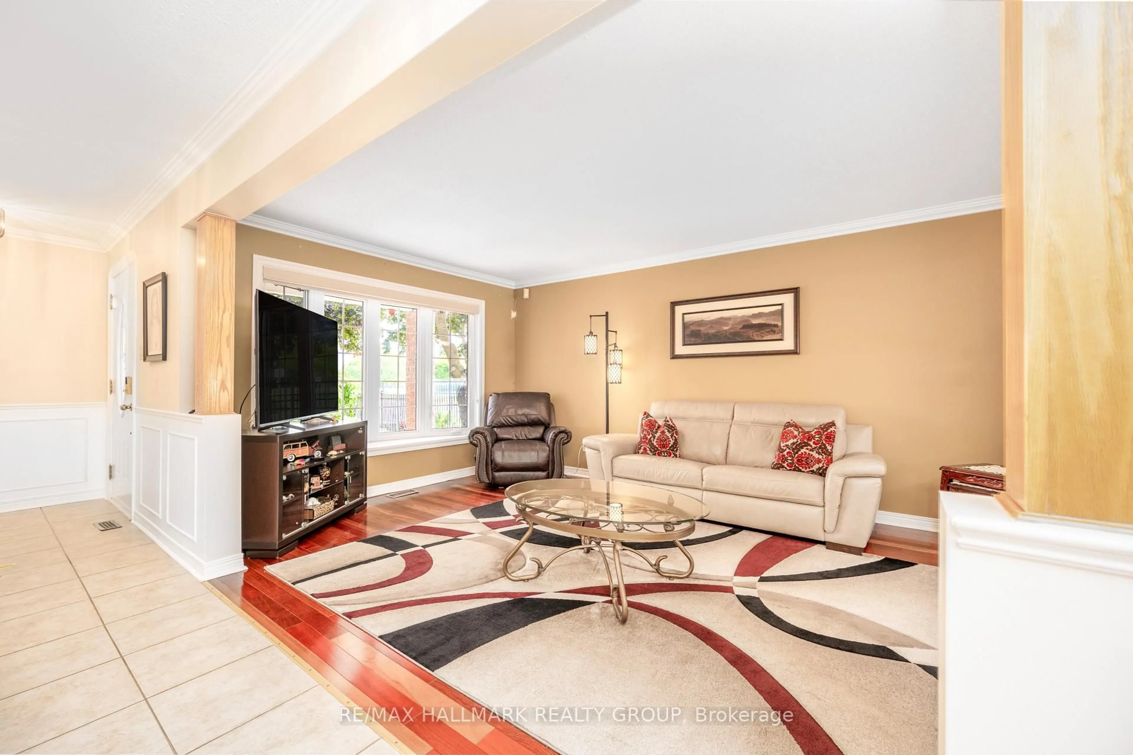 Living room with furniture, unknown for 2180 Johnston Rd, Ottawa Ontario K1G 5K2
