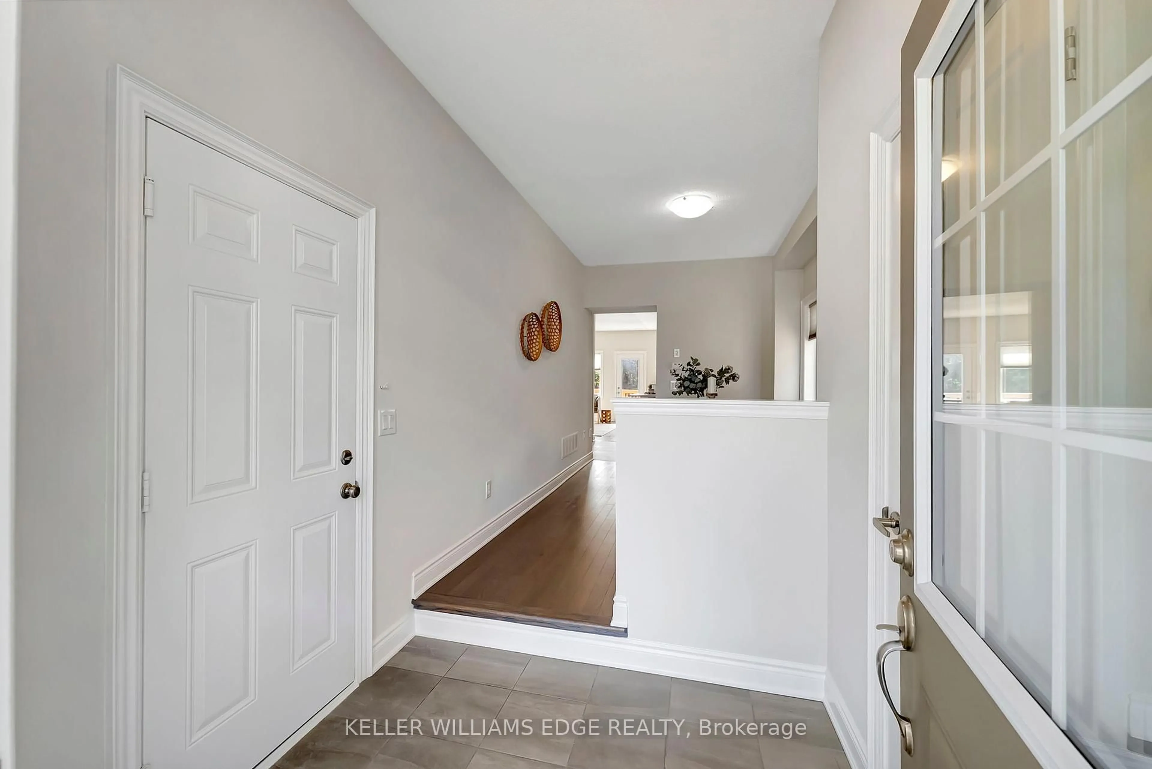 Indoor entryway for 4103 Maitland St, Lincoln Ontario L3J 0R4