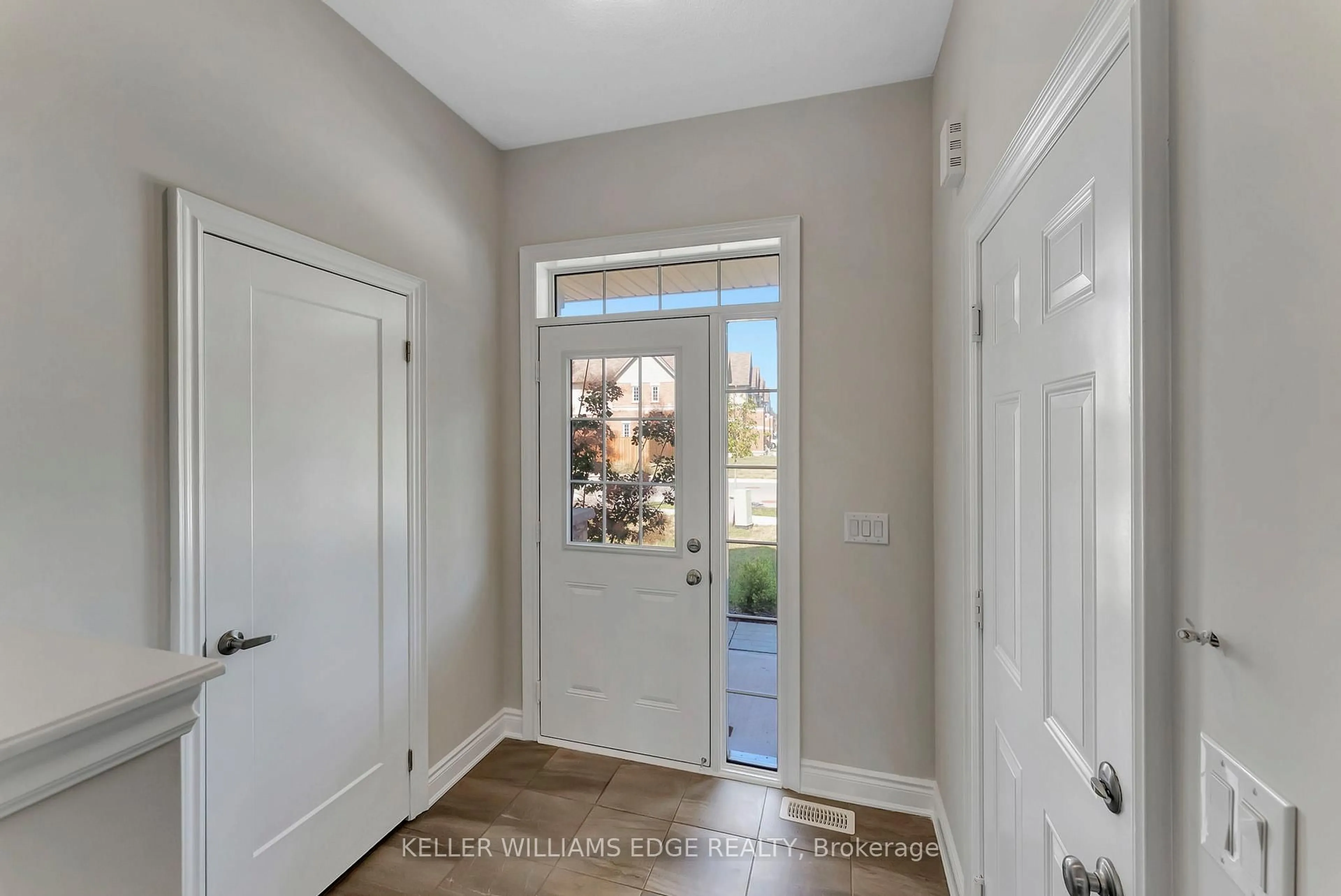 Indoor entryway for 4103 Maitland St, Lincoln Ontario L3J 0R4