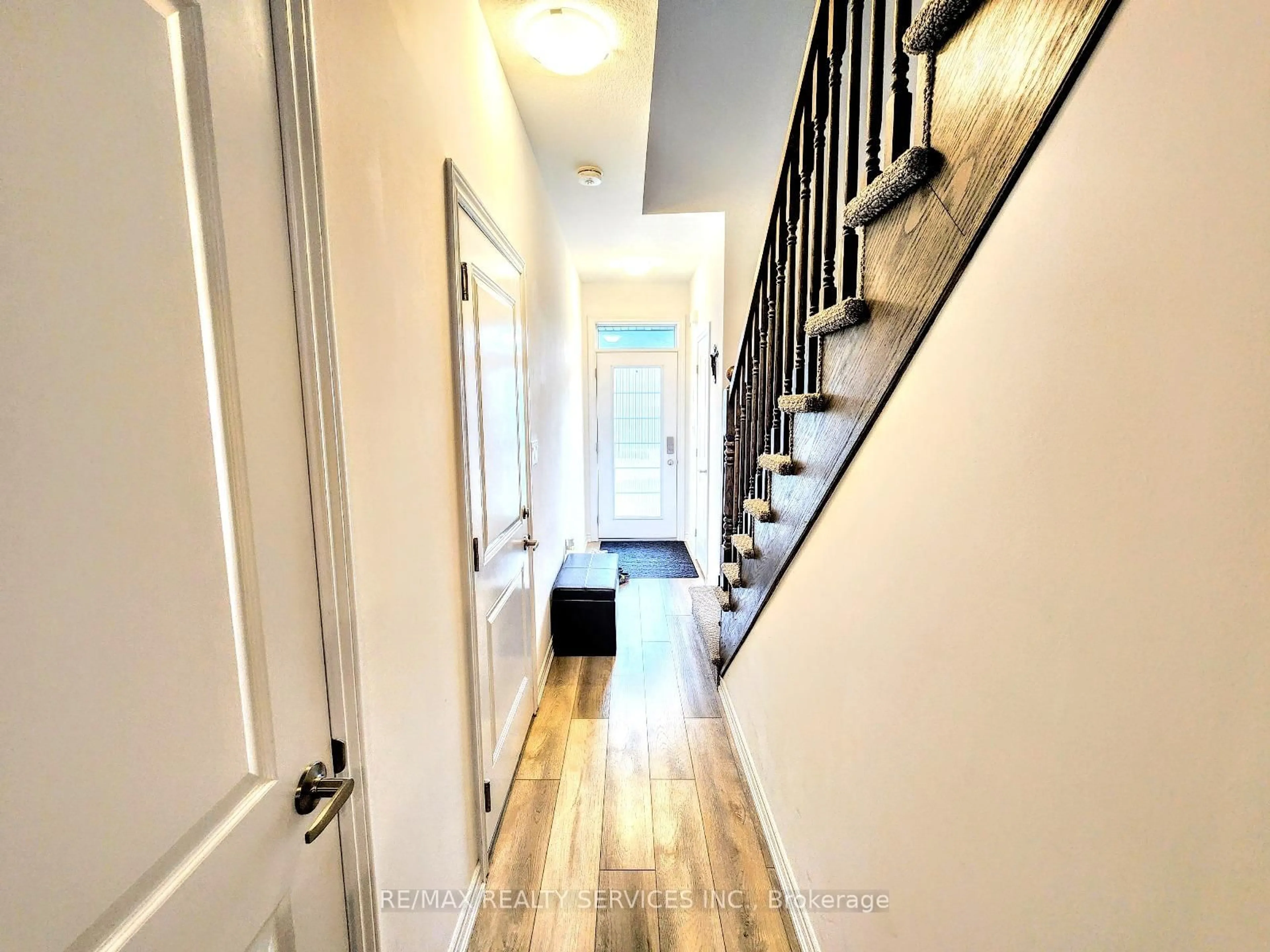 Indoor entryway for 76 JUNE CALLWOOD Way, Brantford Ontario N3T 0V2