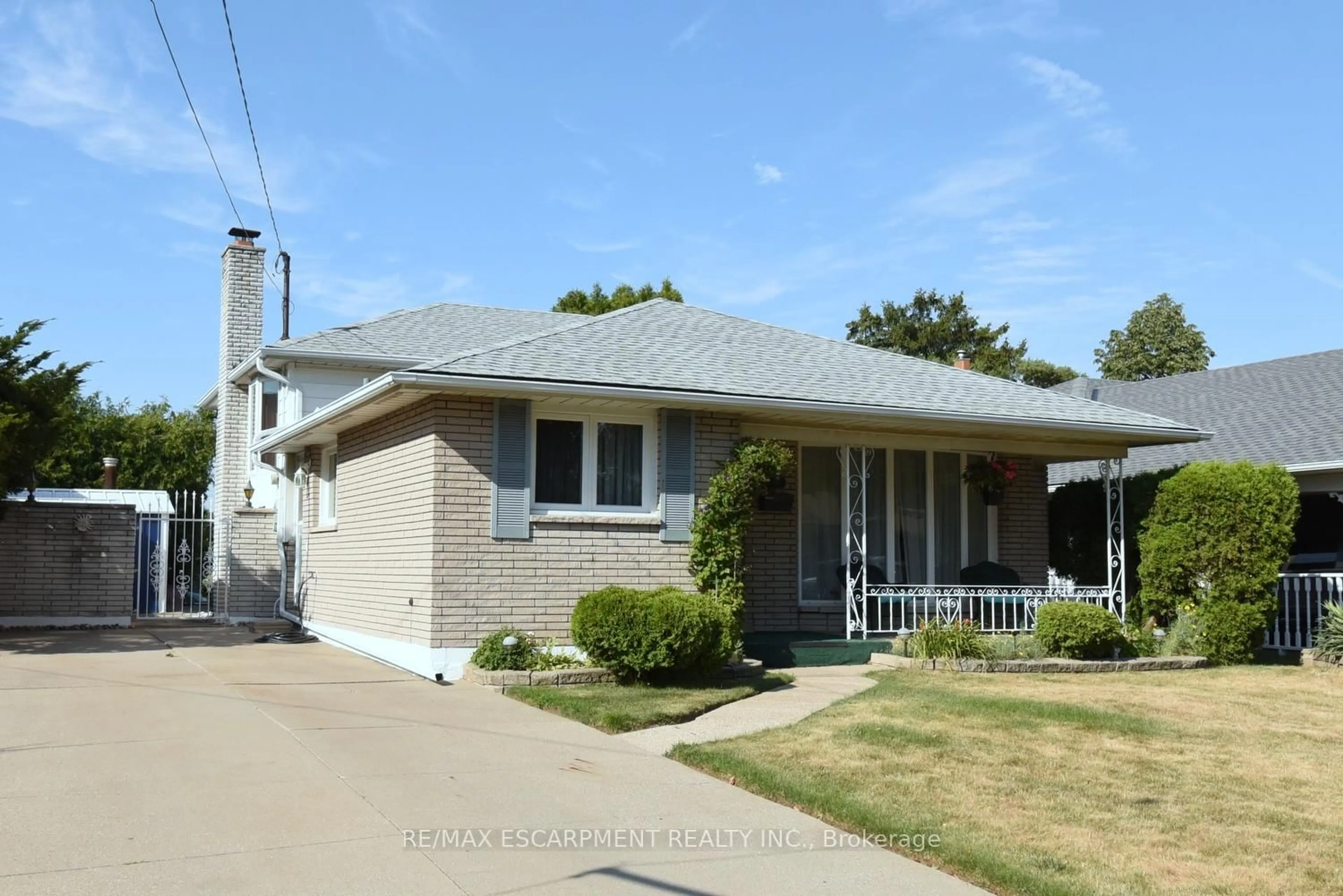 Home with vinyl exterior material, street for 33 Dubarry Blvd, Hamilton Ontario L8T 2V6