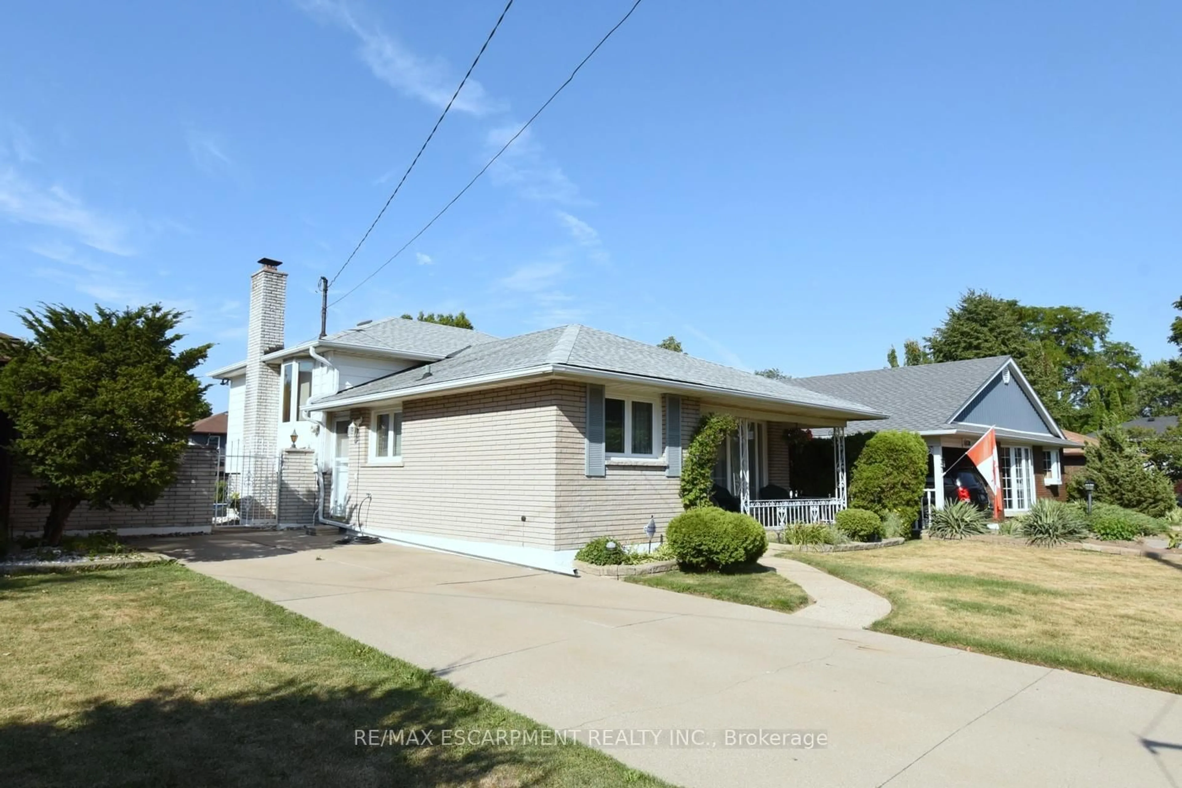 Home with vinyl exterior material, street for 33 Dubarry Blvd, Hamilton Ontario L8T 2V6