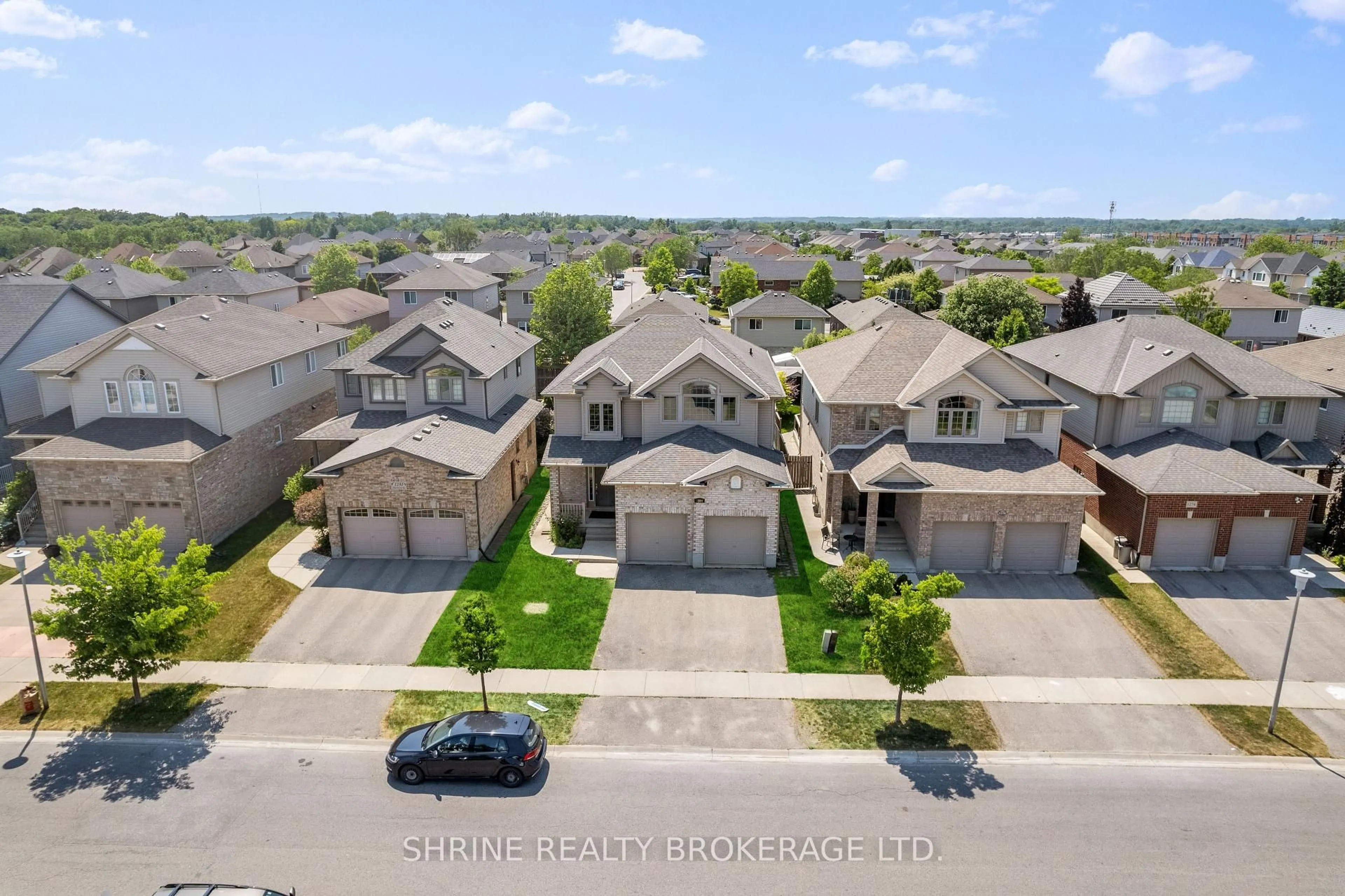A pic from outside/outdoor area/front of a property/back of a property/a pic from drone, street for 1284 OAKCROSSING Rd, London North Ontario N6H 0C2
