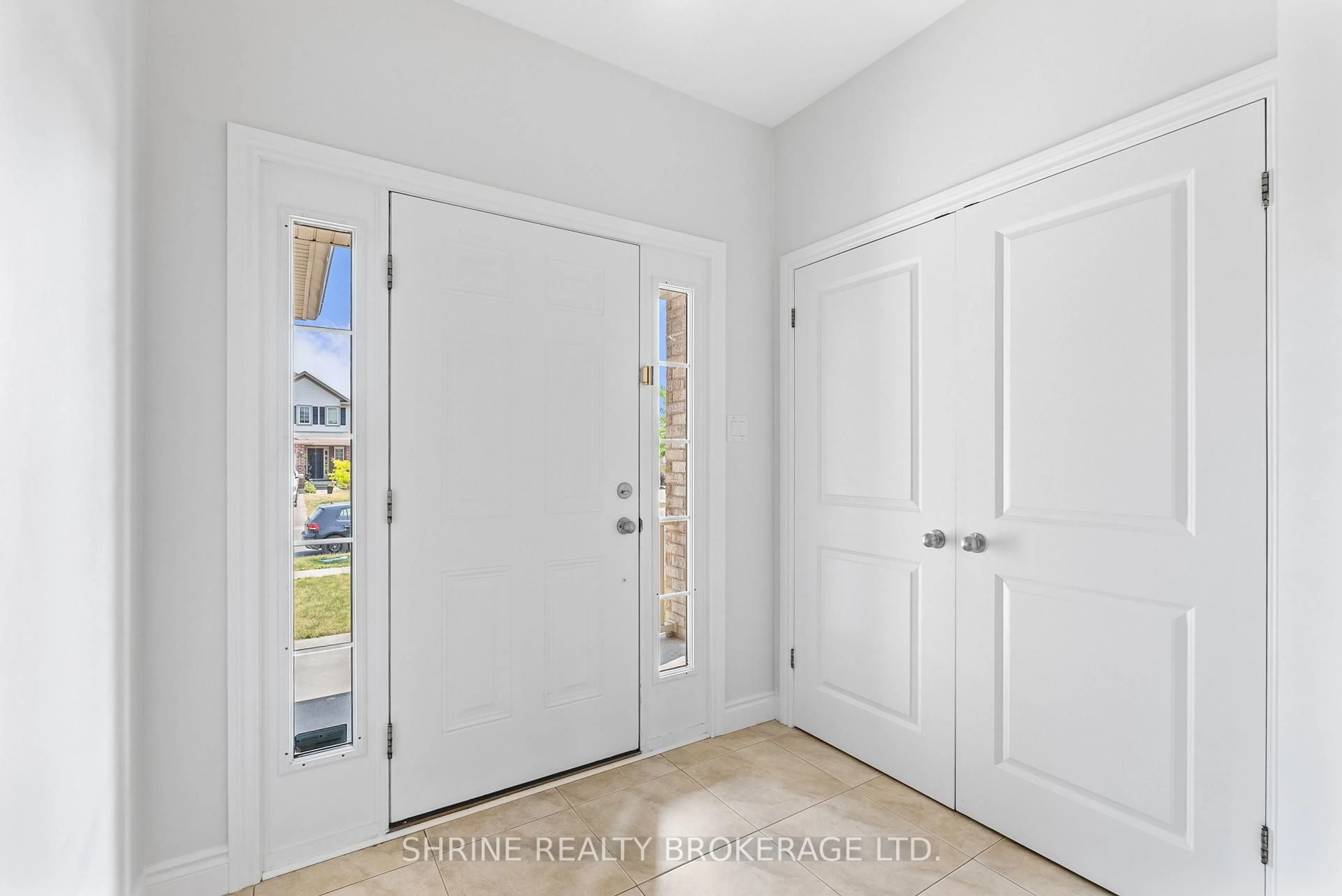 Indoor entryway for 1284 OAKCROSSING Rd, London North Ontario N6H 0C2