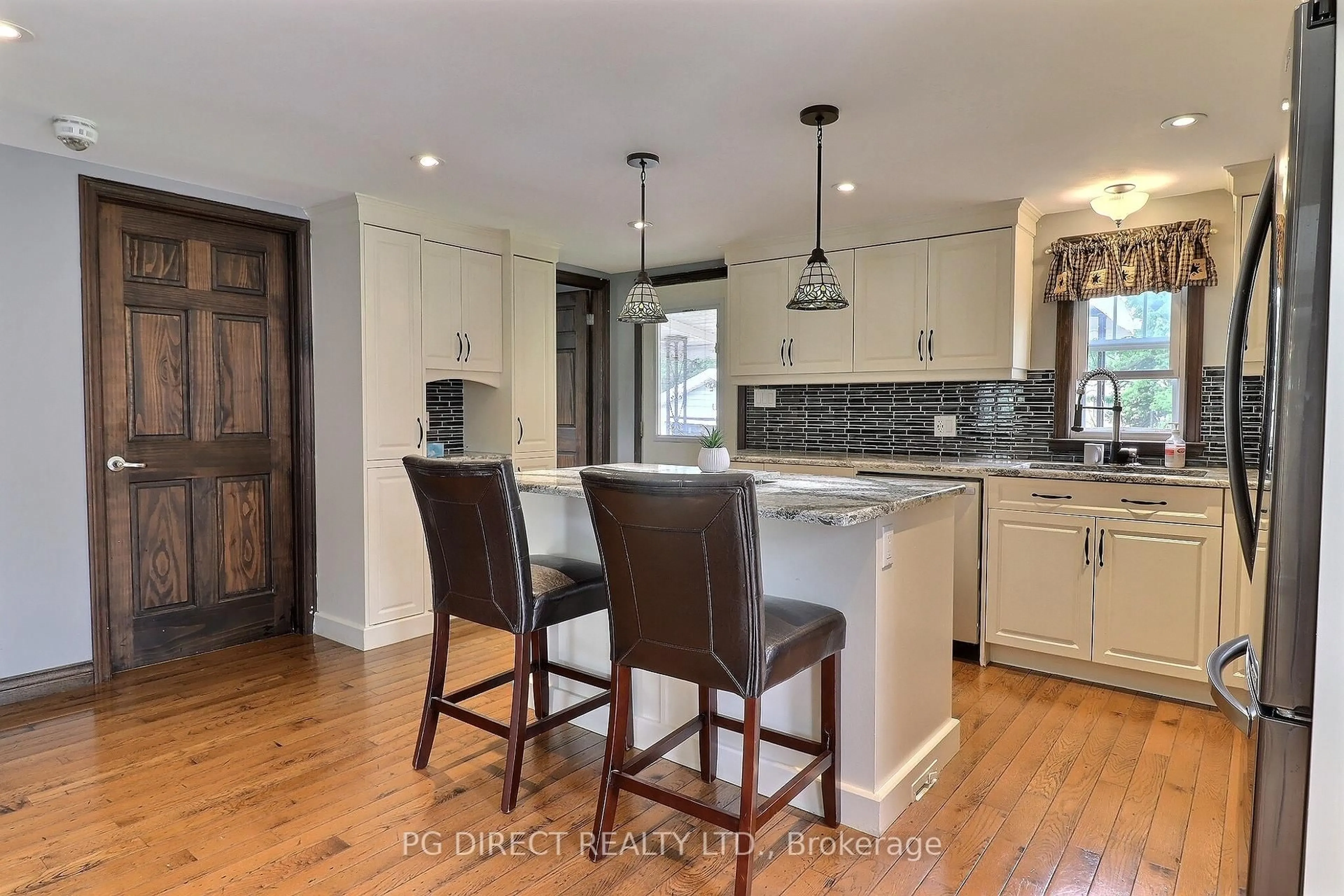 Open concept kitchen, unknown for 597 Brook St, Strathroy-Caradoc Ontario N0L 1T0