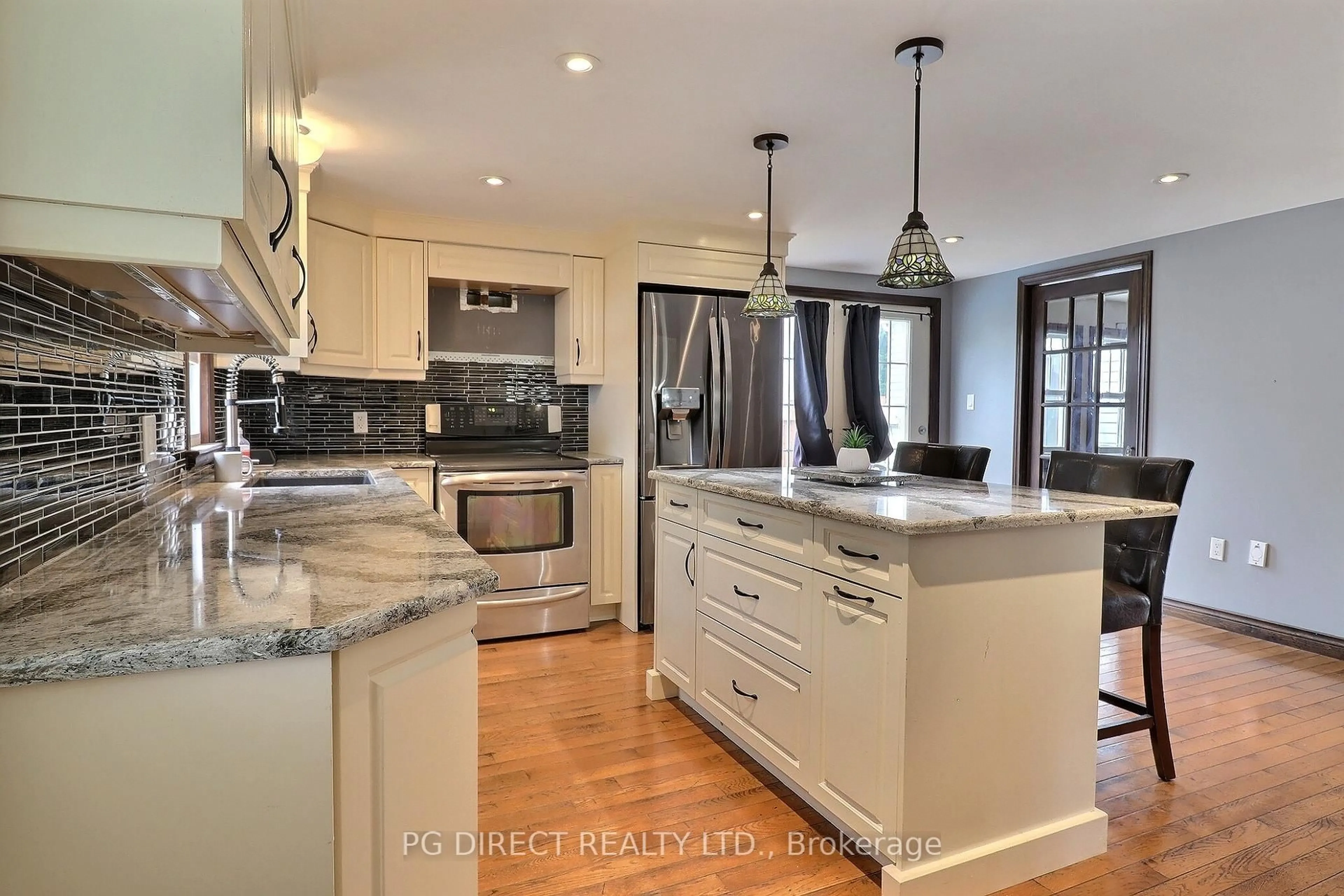 Open concept kitchen, unknown for 597 Brook St, Strathroy-Caradoc Ontario N0L 1T0
